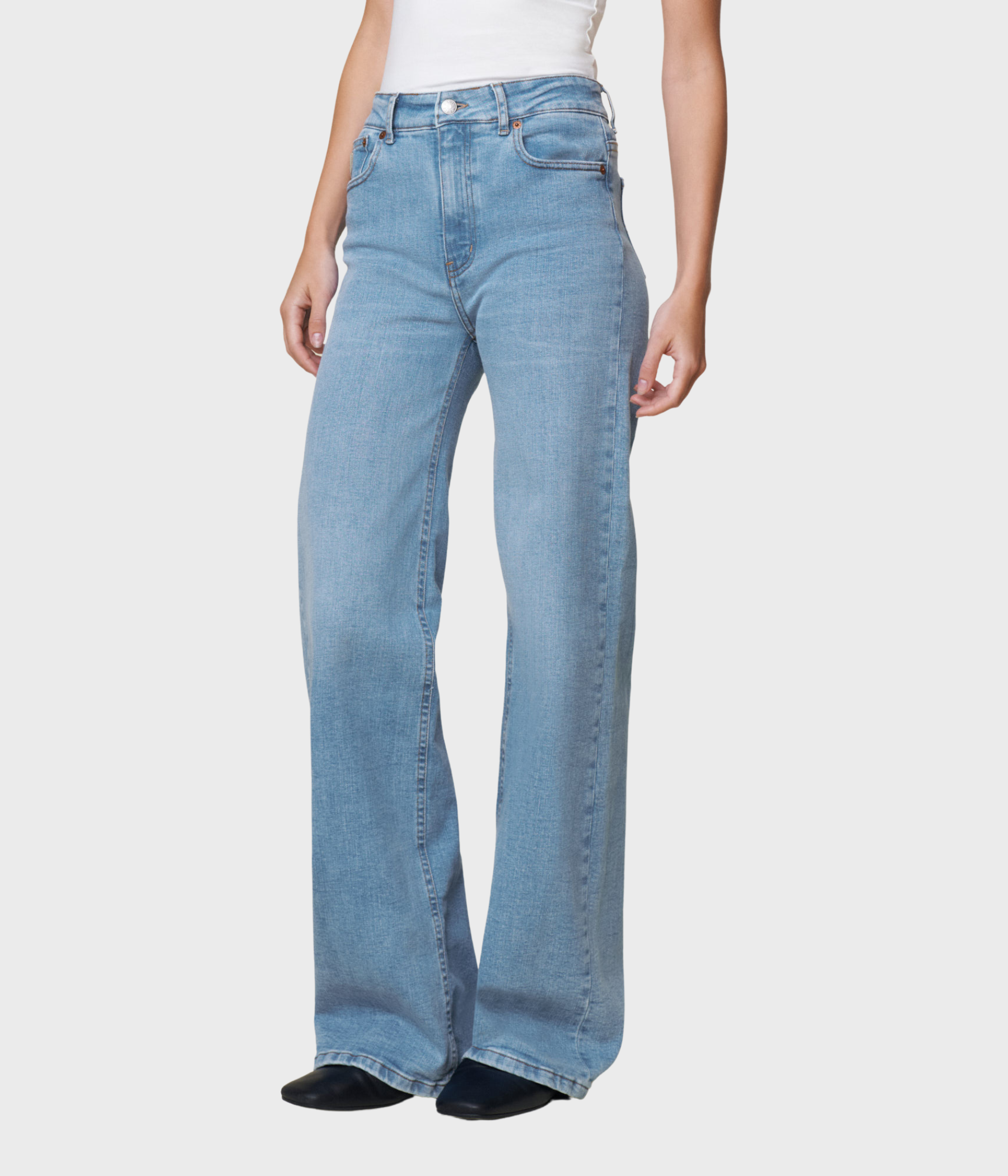 Ljusblåa jeans med vid passform