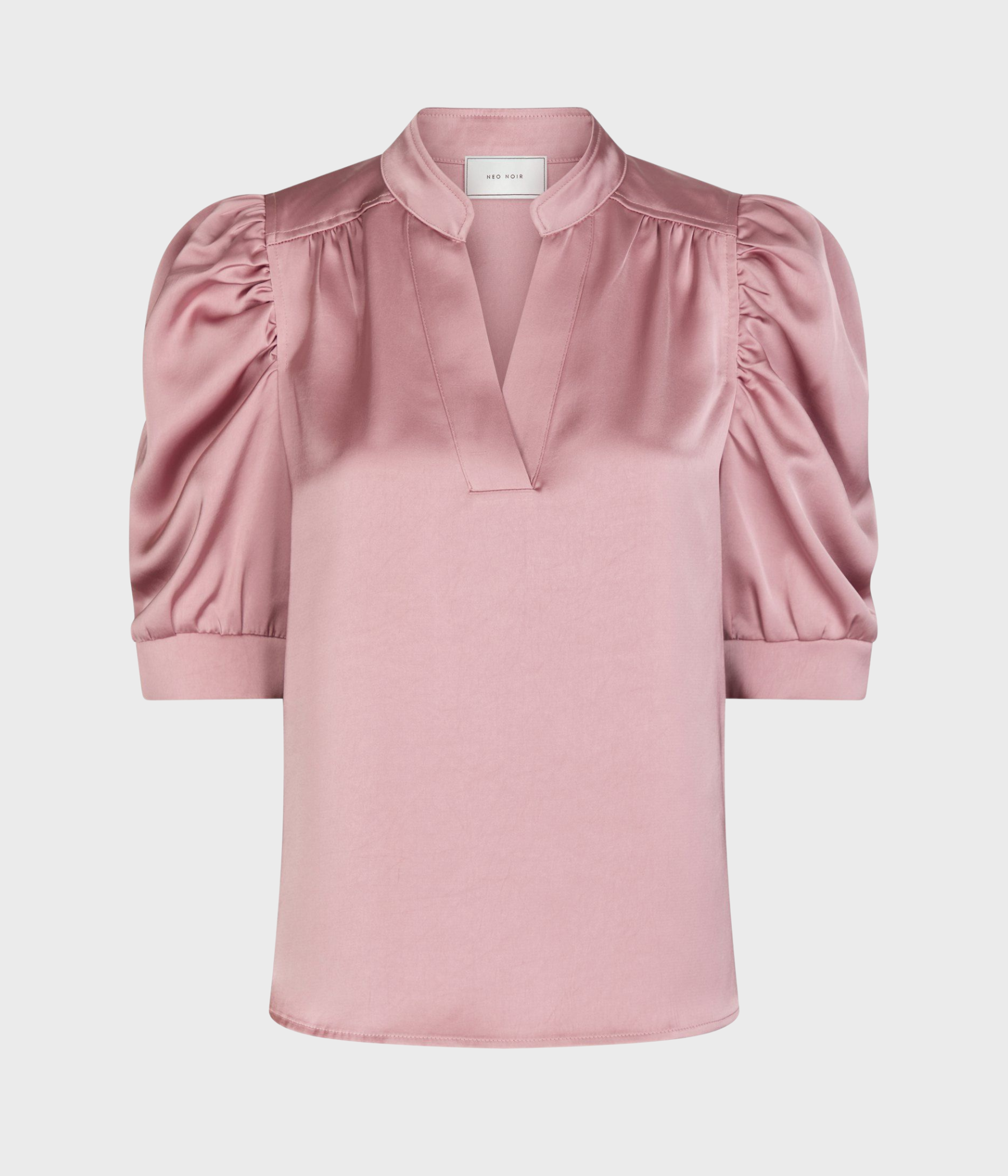 En feminin rosa blus med knappslå fram och draperade ärmar från Neo Noir