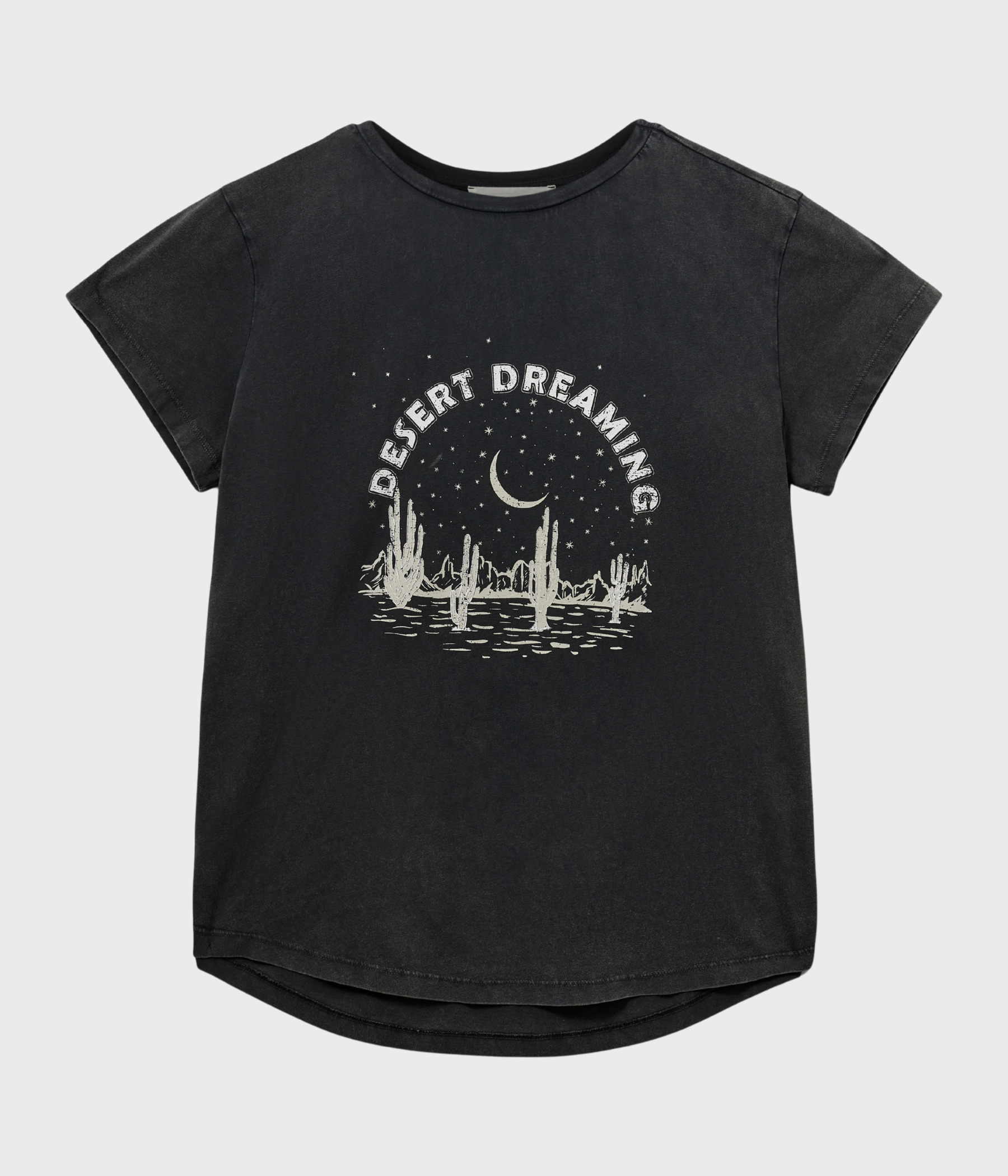 En svart t-shirt med tryck framtill