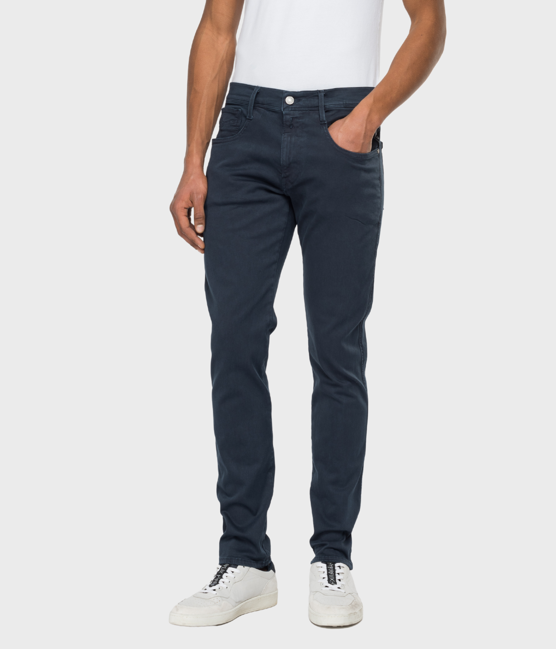 Ett par mörkblåa jeans från Replay.