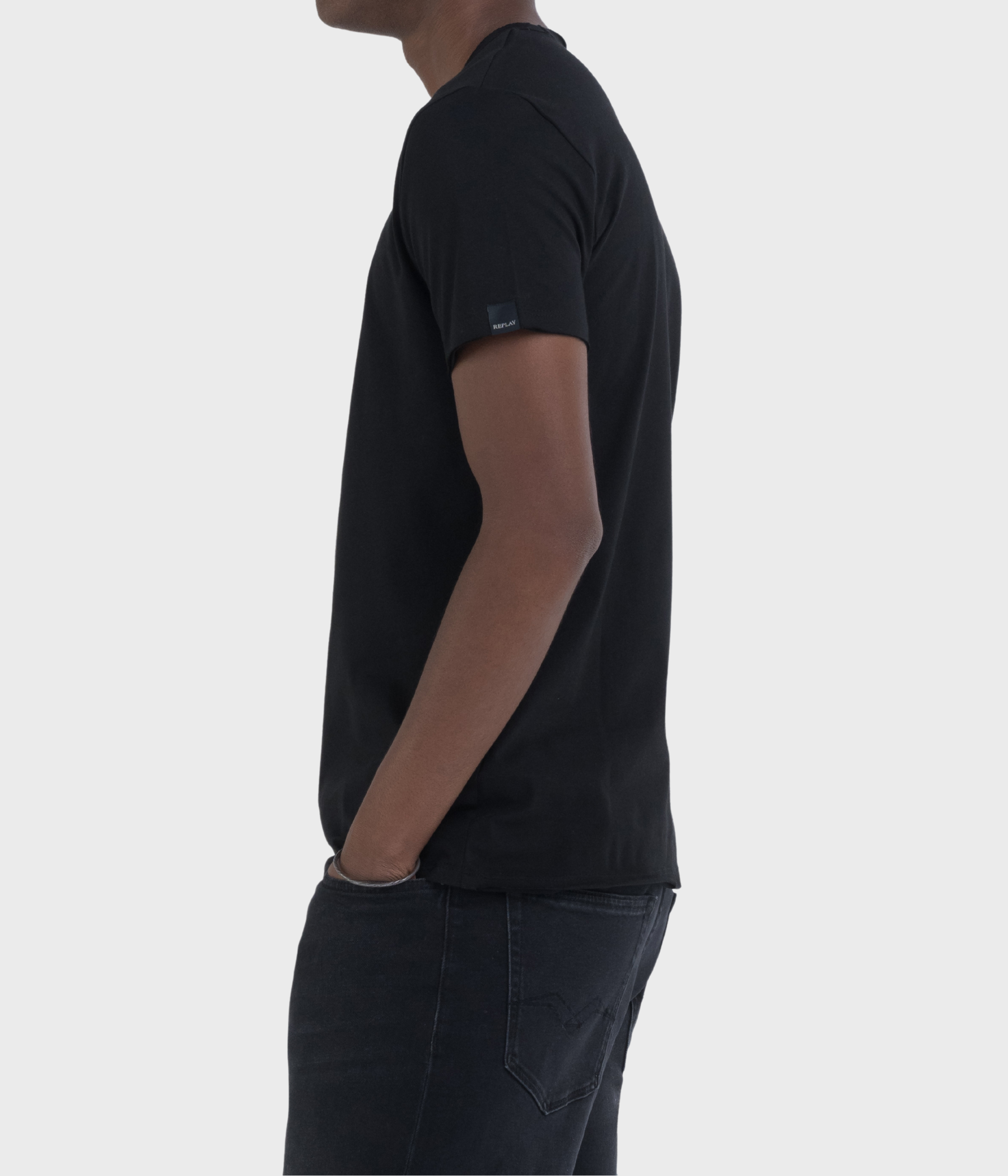 T-Shirt V-Neck. (098 BLACK)