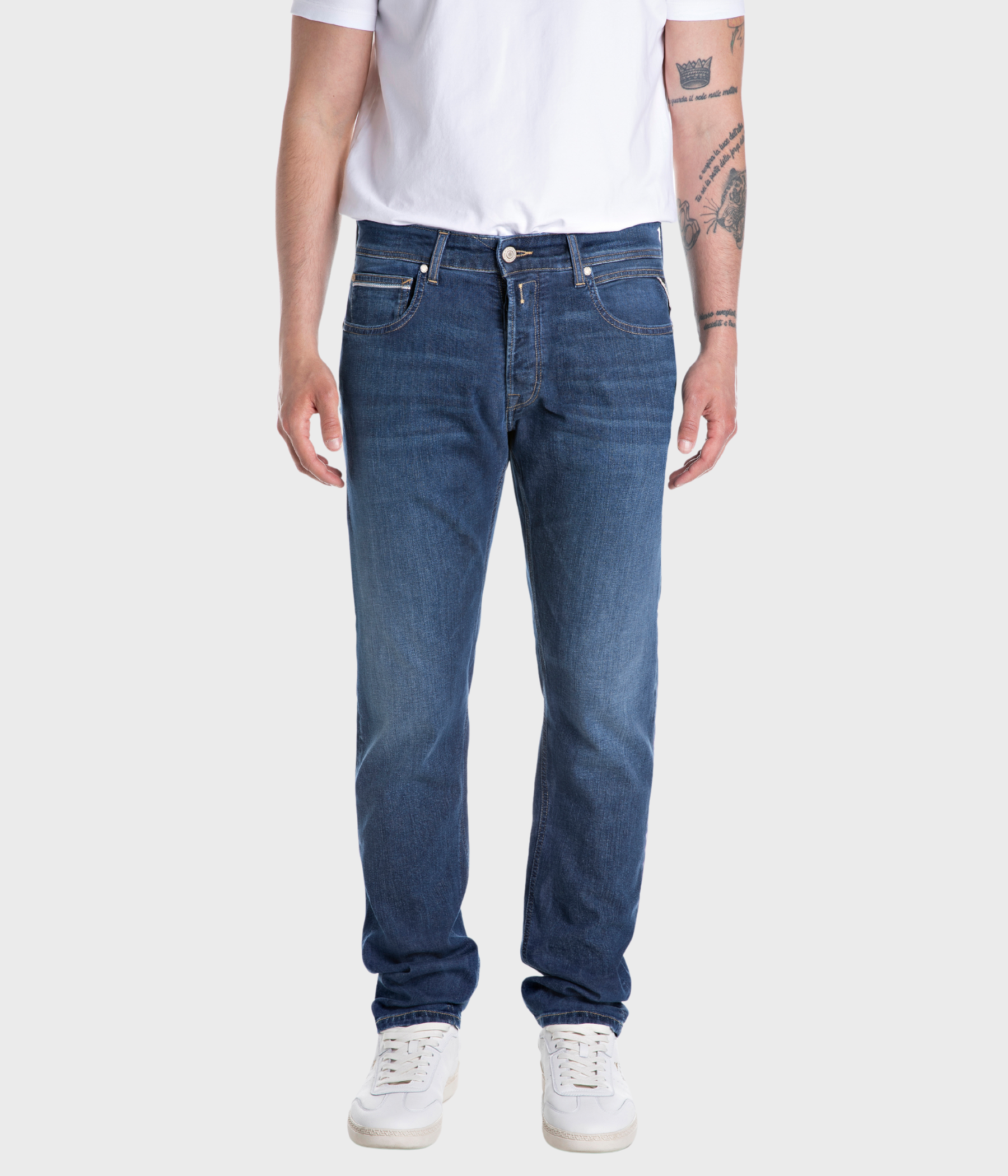 Ett par mörkblåa raka jeans från Replay