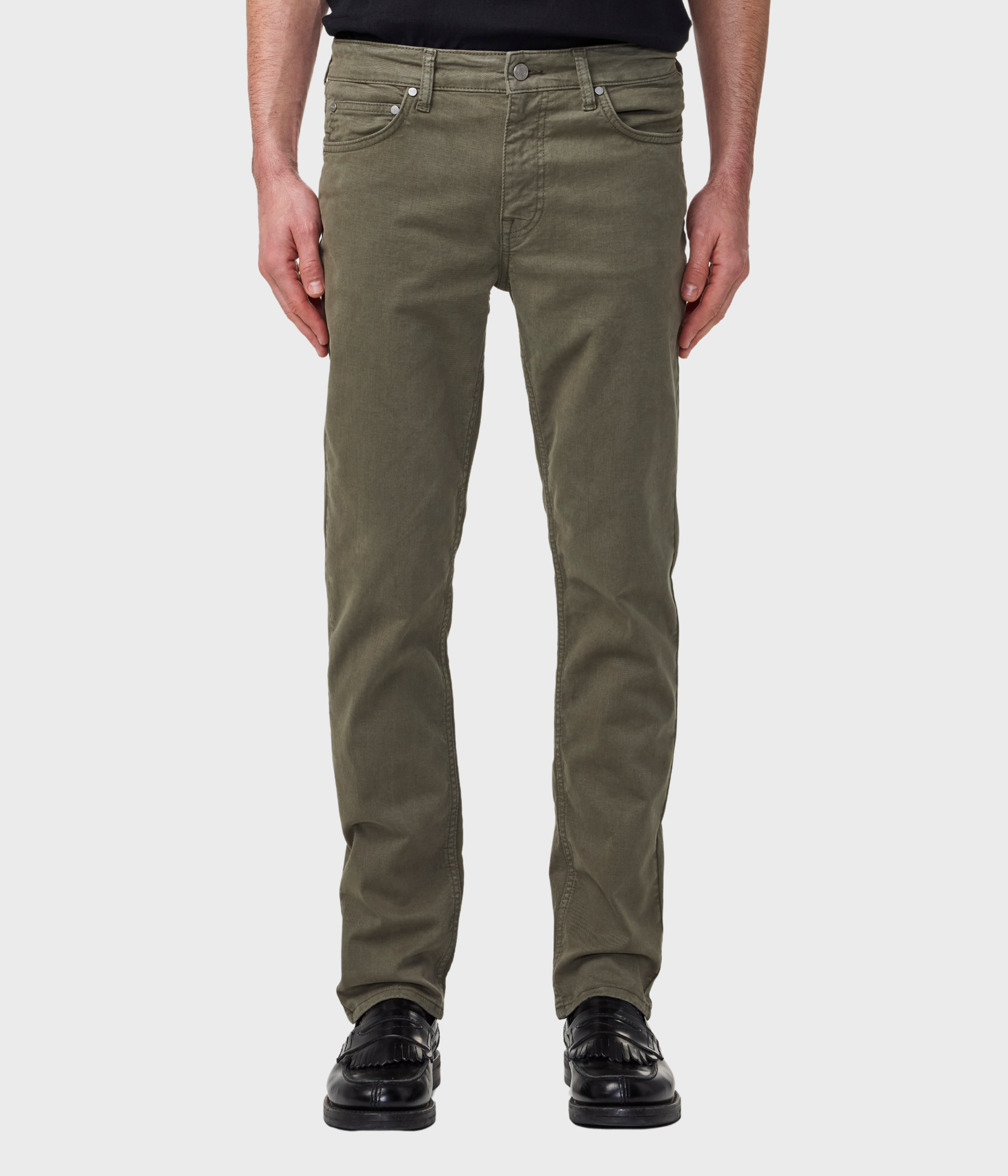 Ett par gröna slim-fit byxor