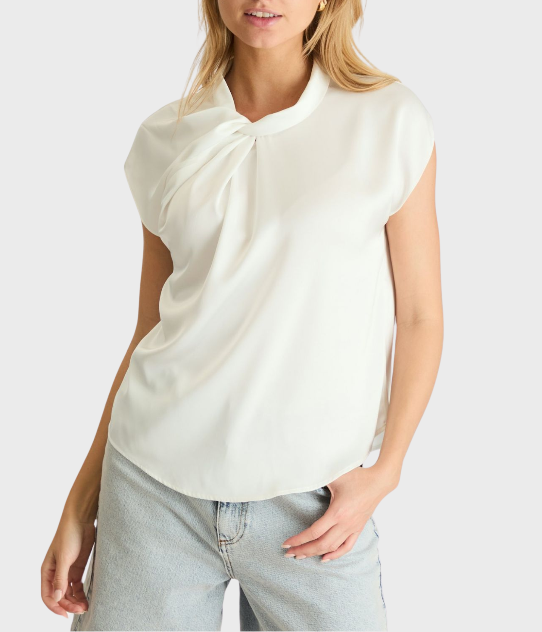 Feminin satinblus i off white från Neo Noir