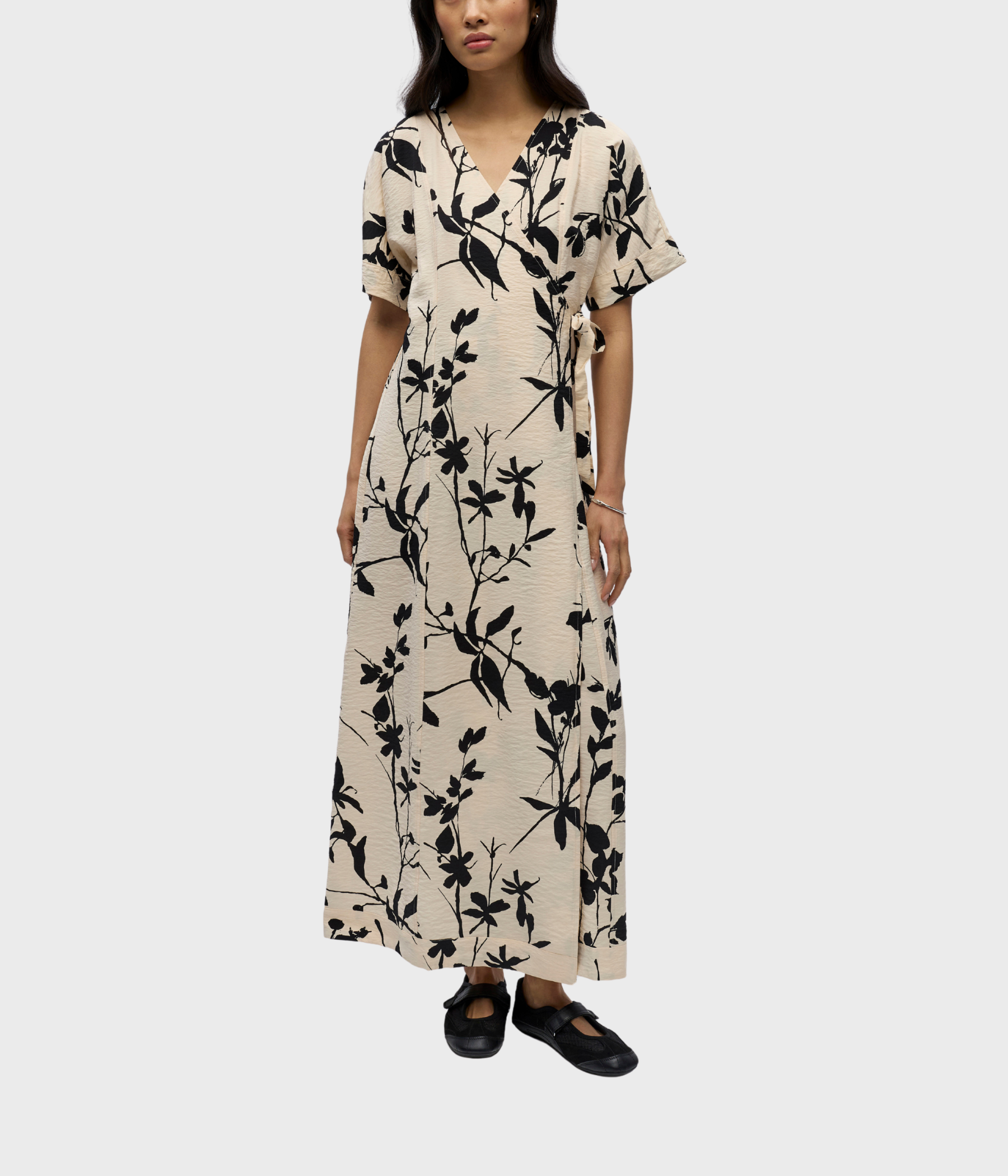 Objjacira S/S Re Long Wrap Dress Noos (Sandshell AOP:Black simple flower)