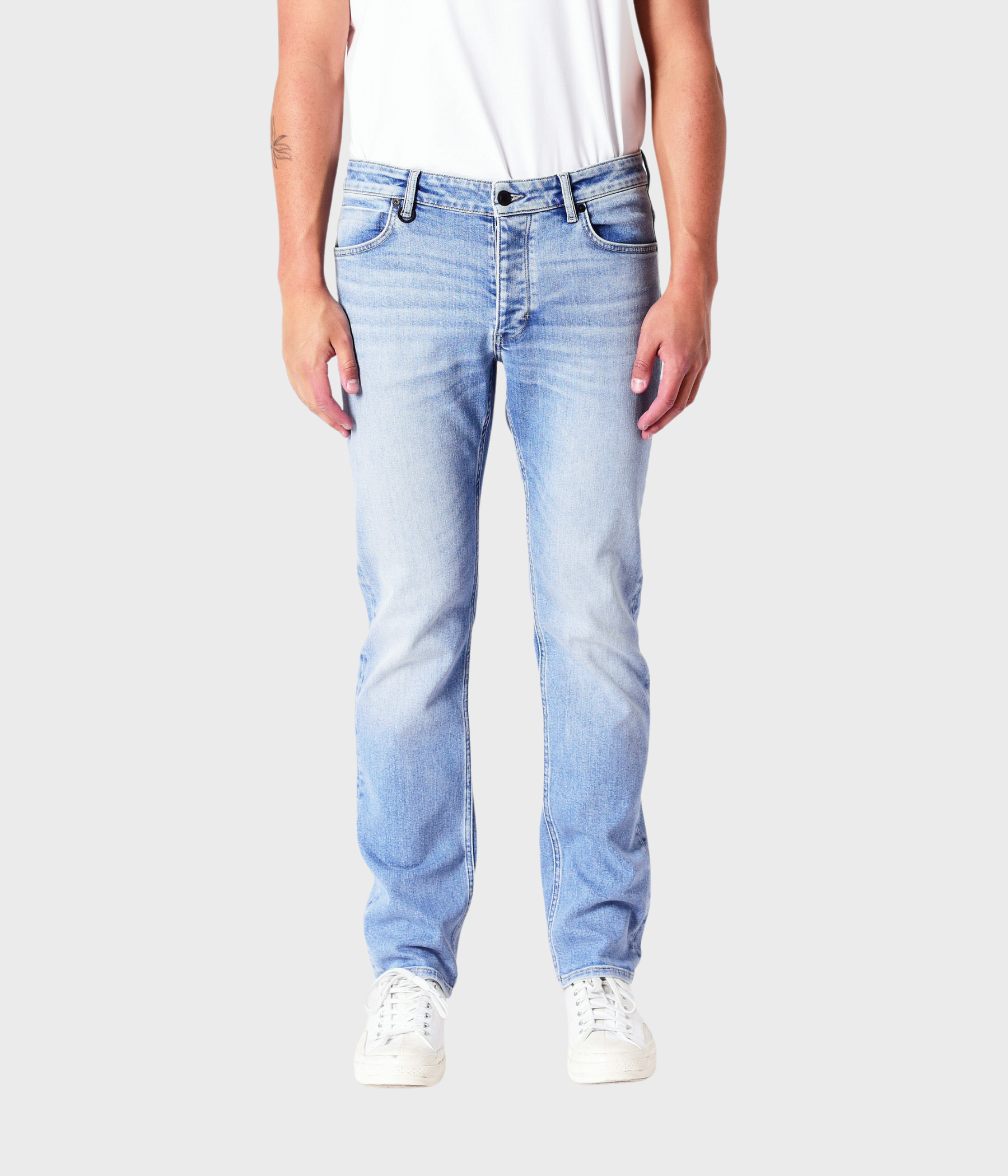 Ljusa blå raka jeans för honom