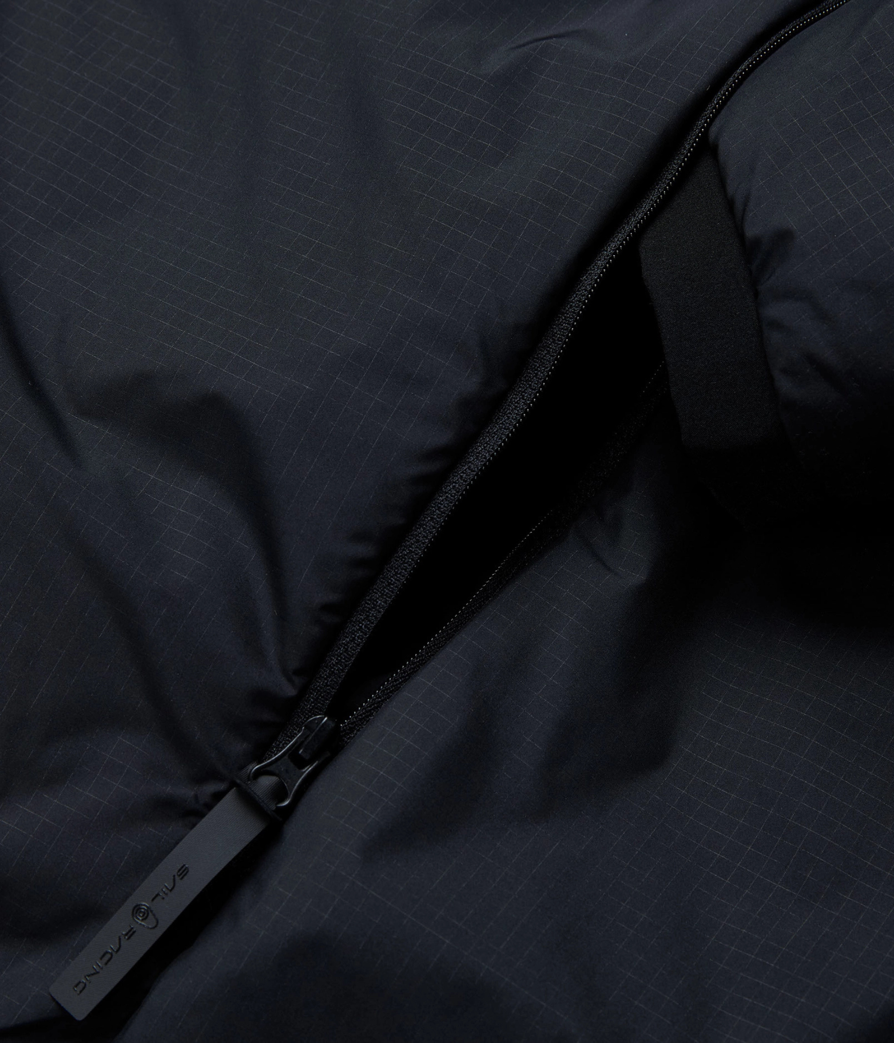 AMPLITUDE PRIMALOFT HOOD. (999 CARBON)