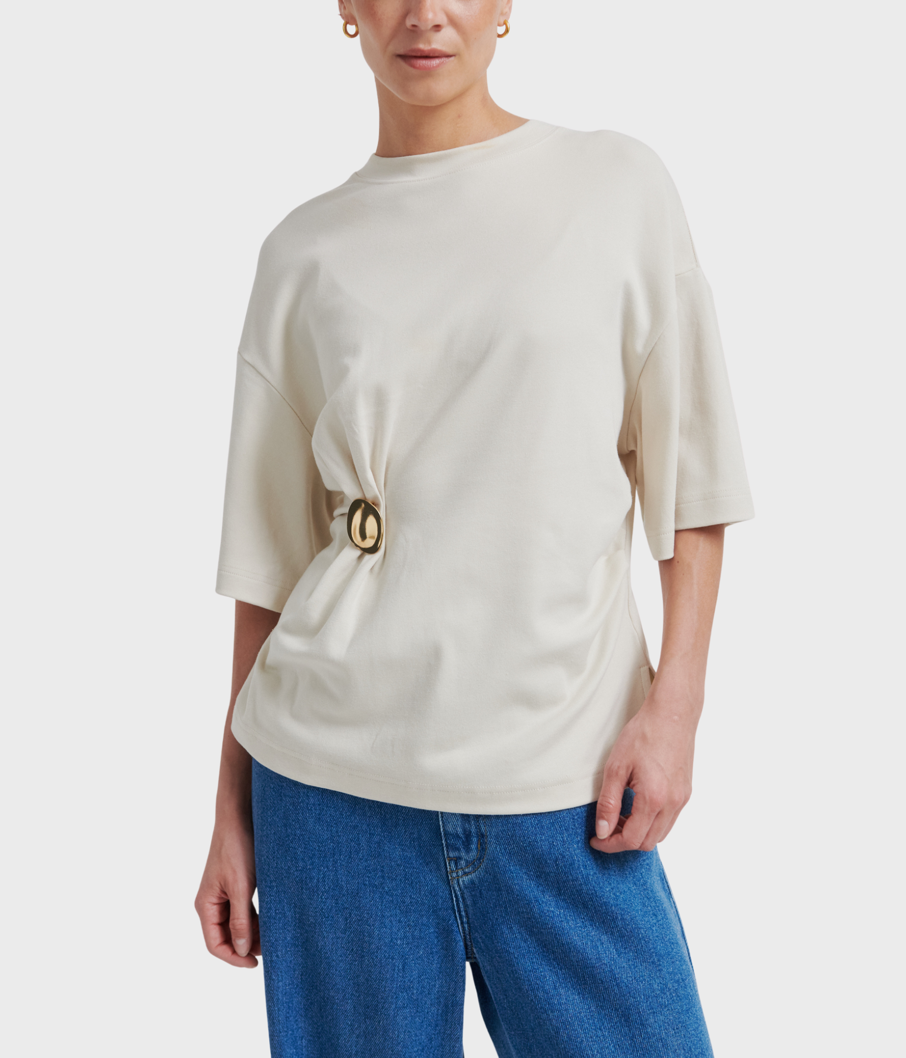 Enora Brooch Tee (0512 Soft Beige)