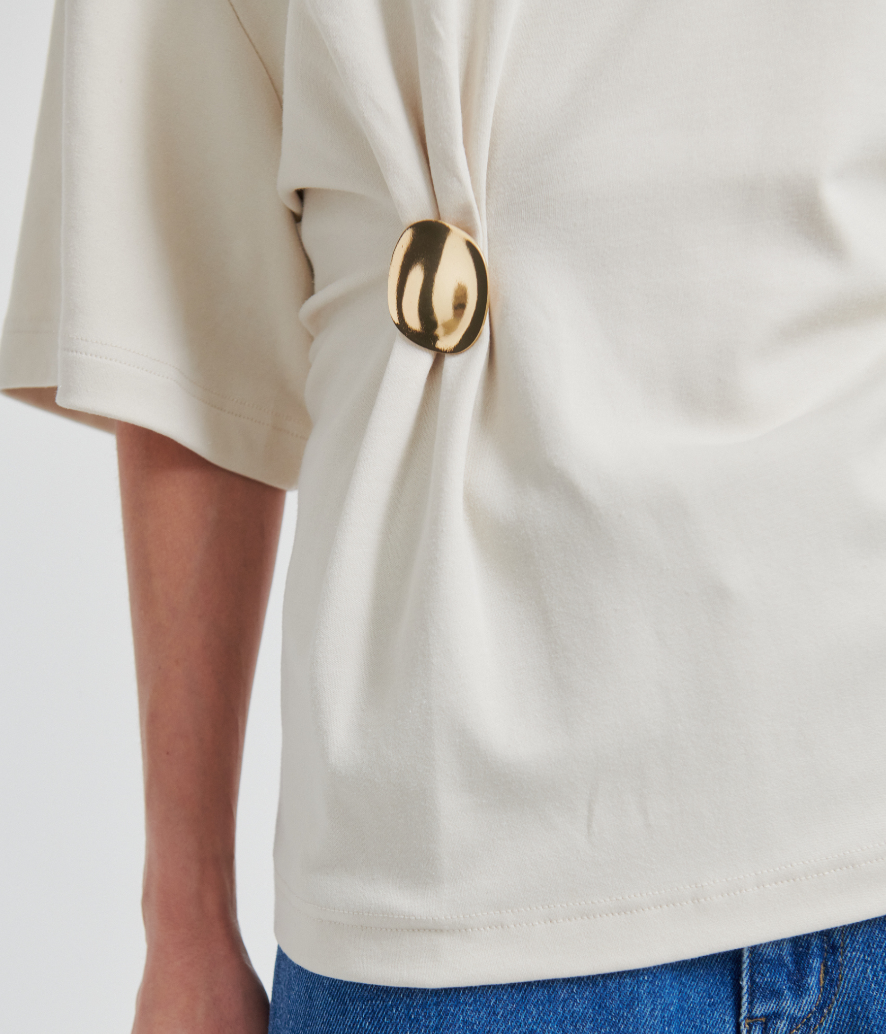 Enora Brooch Tee (0512 Soft Beige)