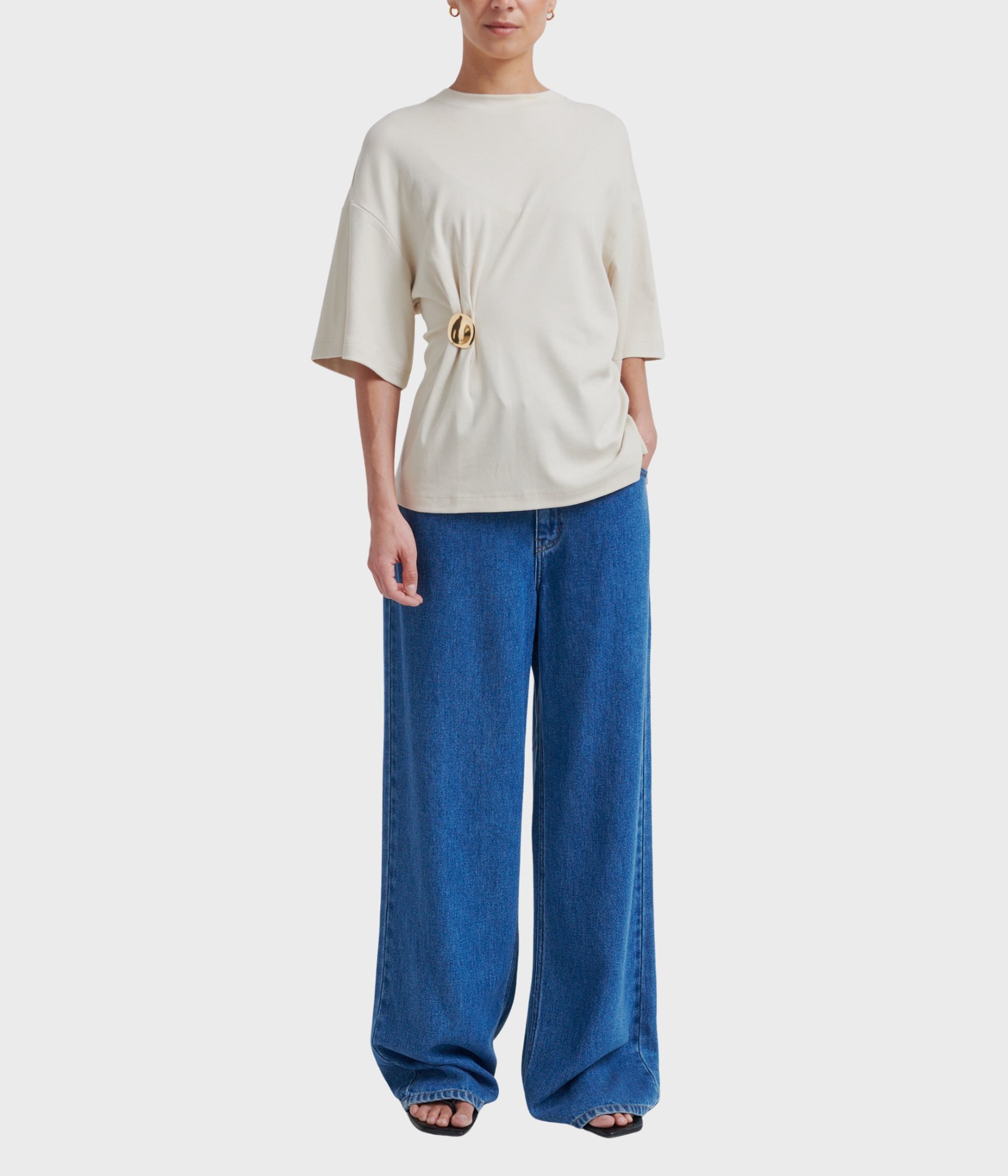 Enora Brooch Tee (0512 Soft Beige)