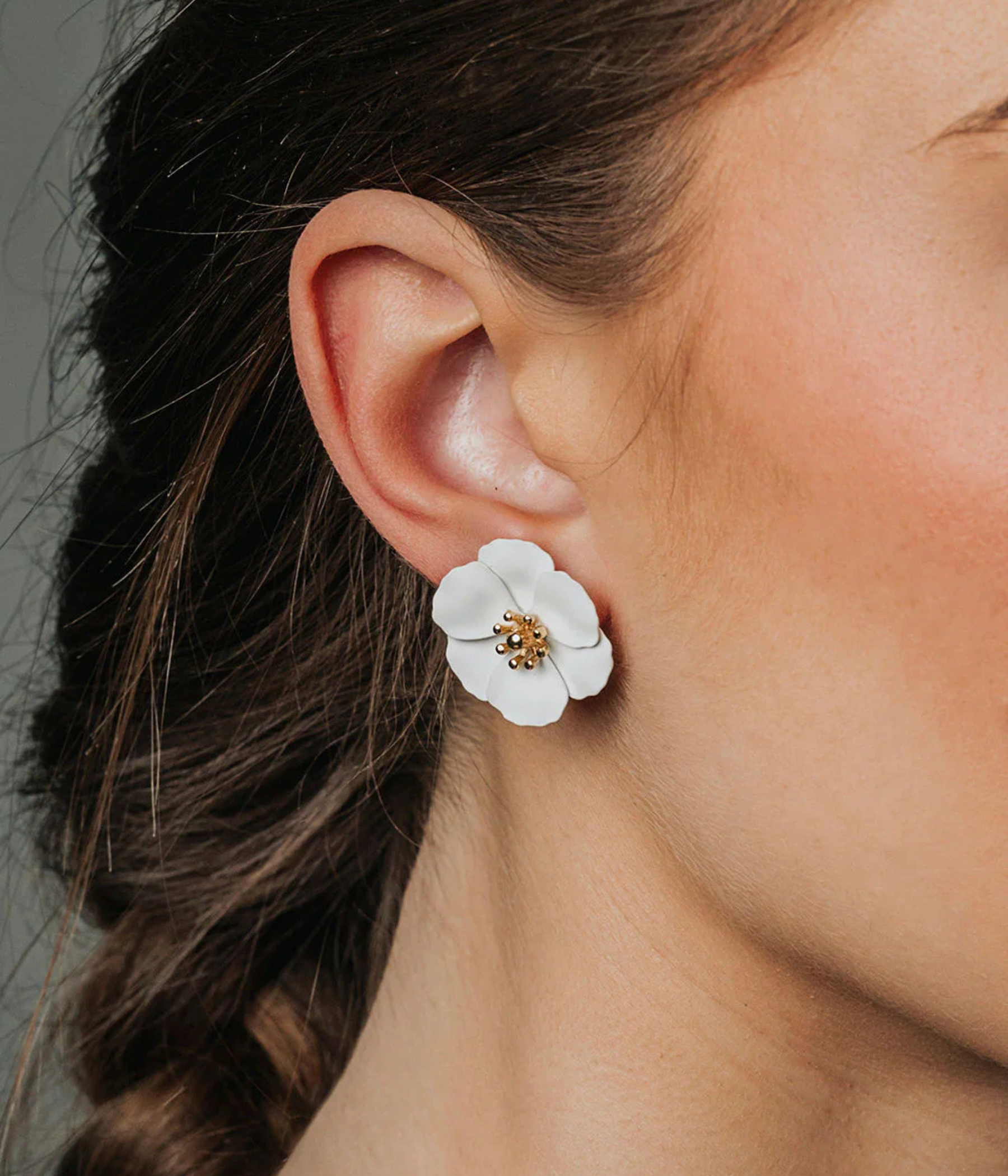 Flower Small Earrings. (MAT WHITE)