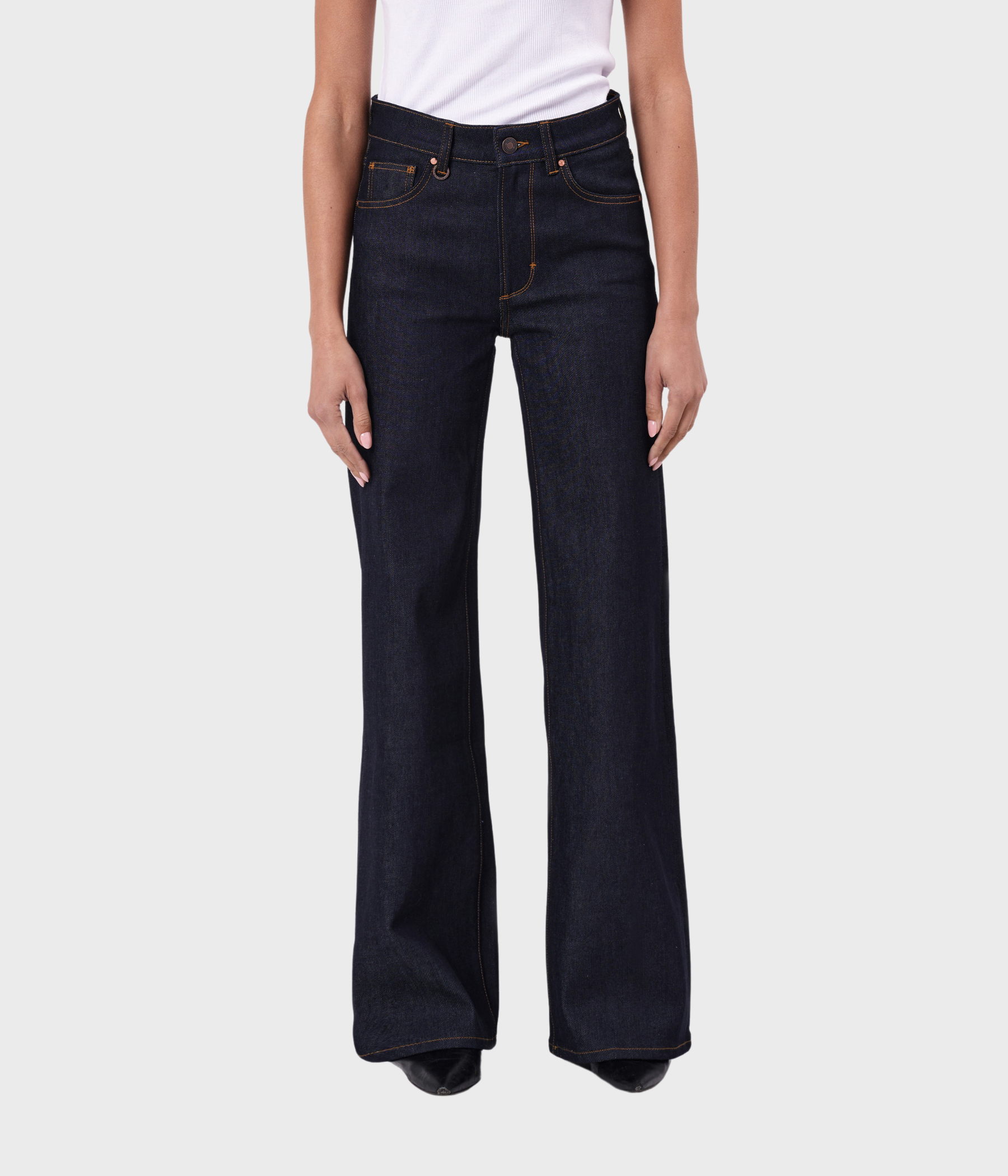 jeans med mellanhög midja och vida ben