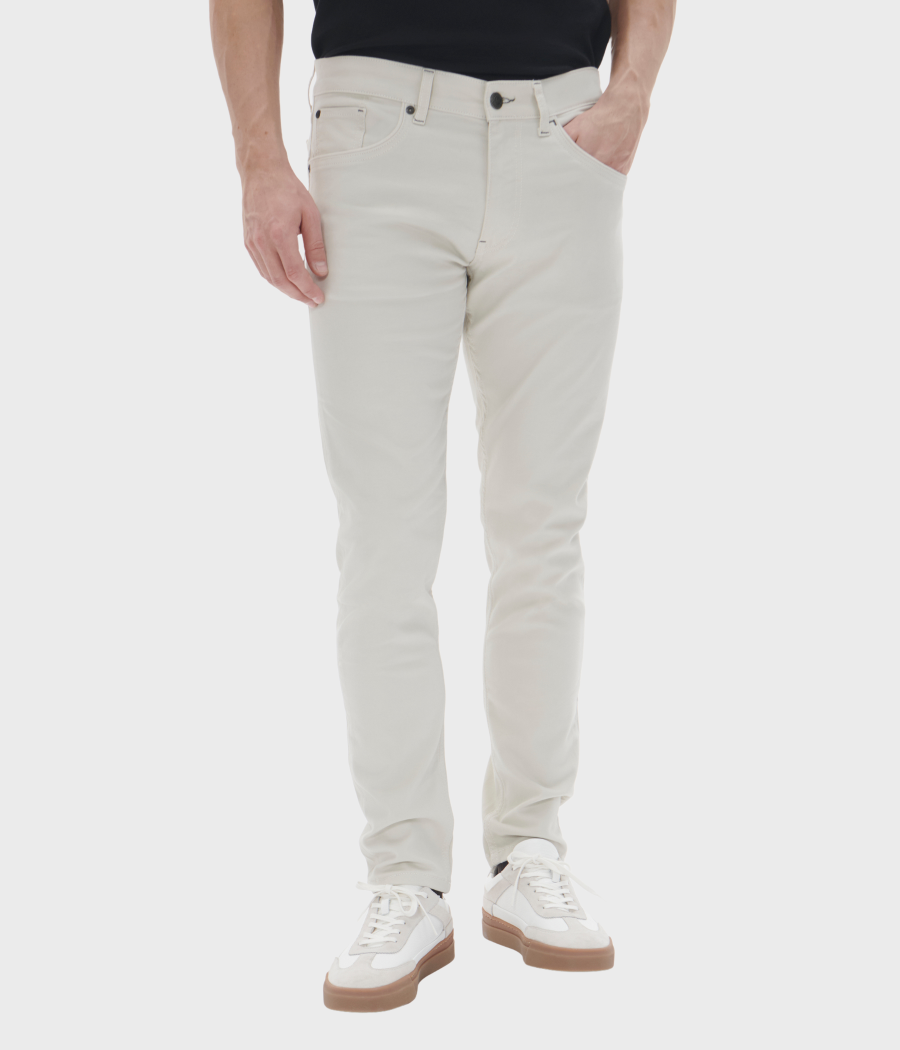 Ett par ljusgråa byxor från Matinique