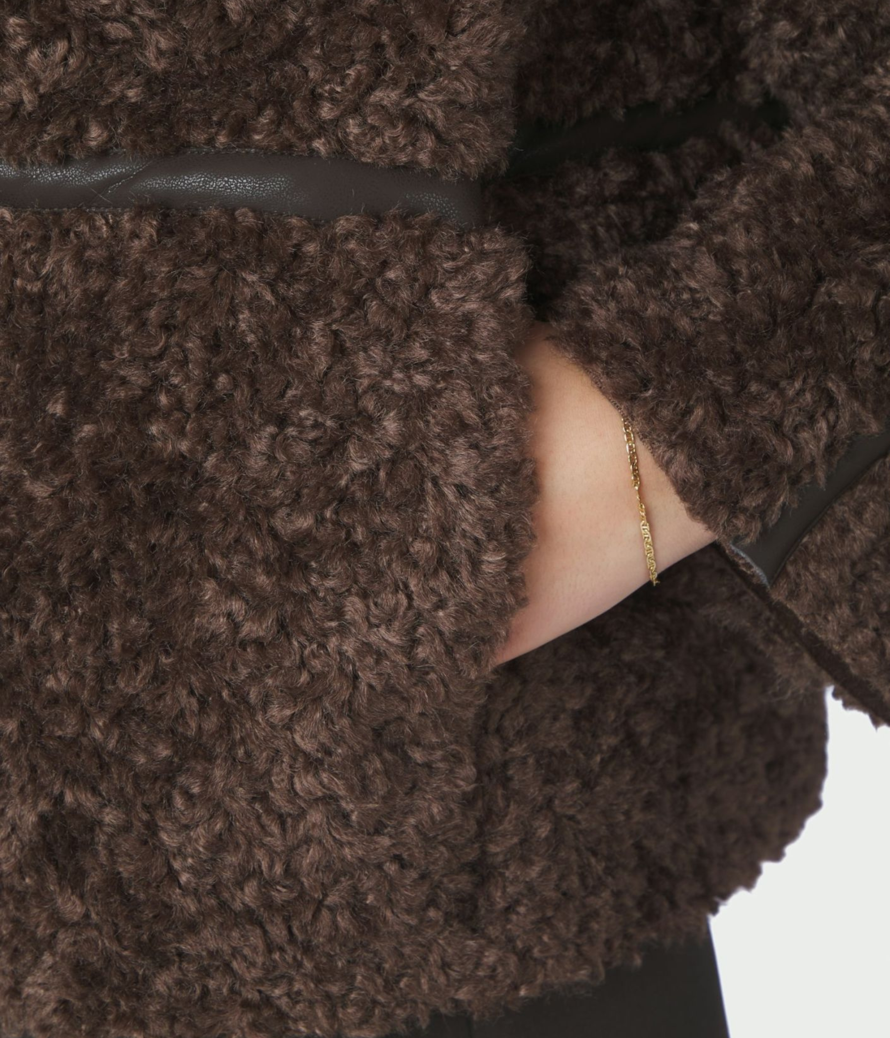Castor Faux Fur Jacket. (676 DARK BROWN)