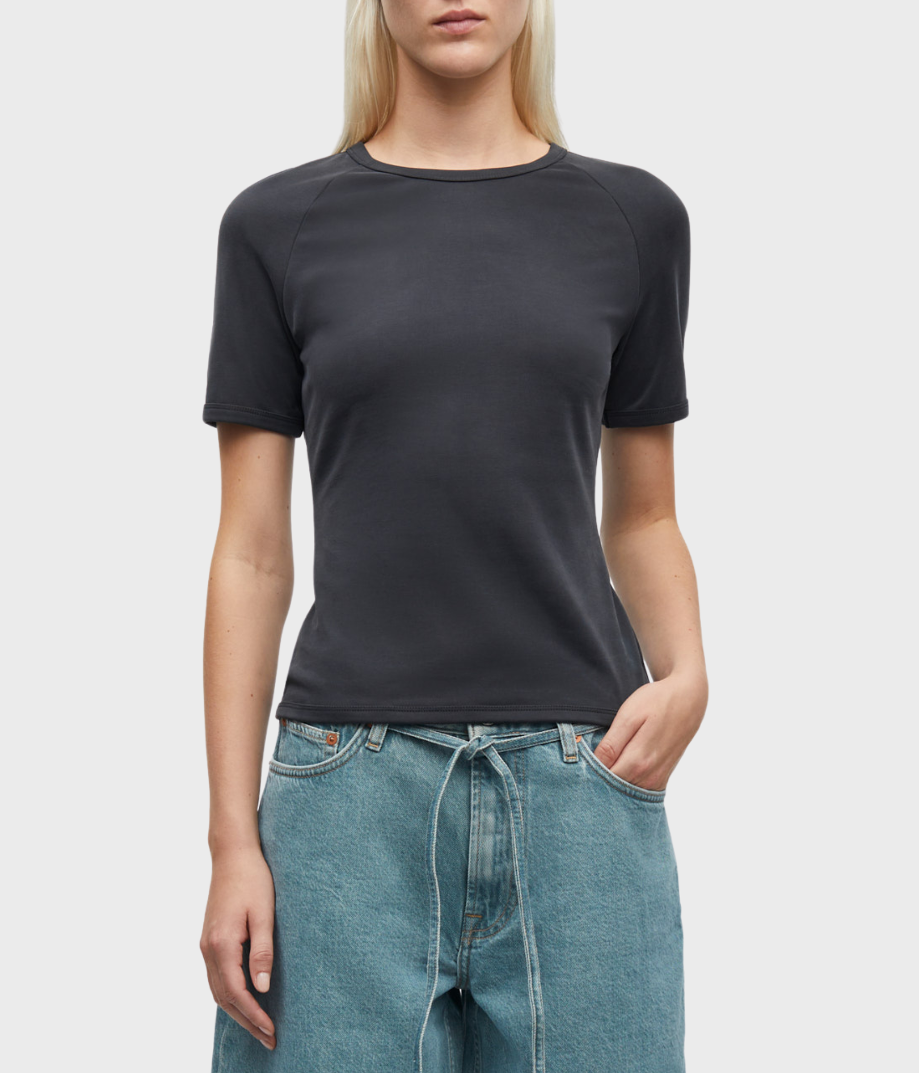 En svart basic t-shirt från Samsoe Samsoe.
