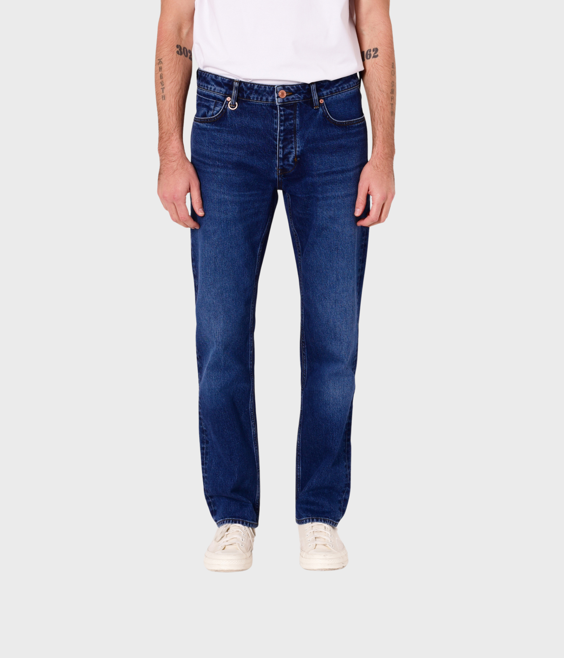 Blå raka jeans för honom