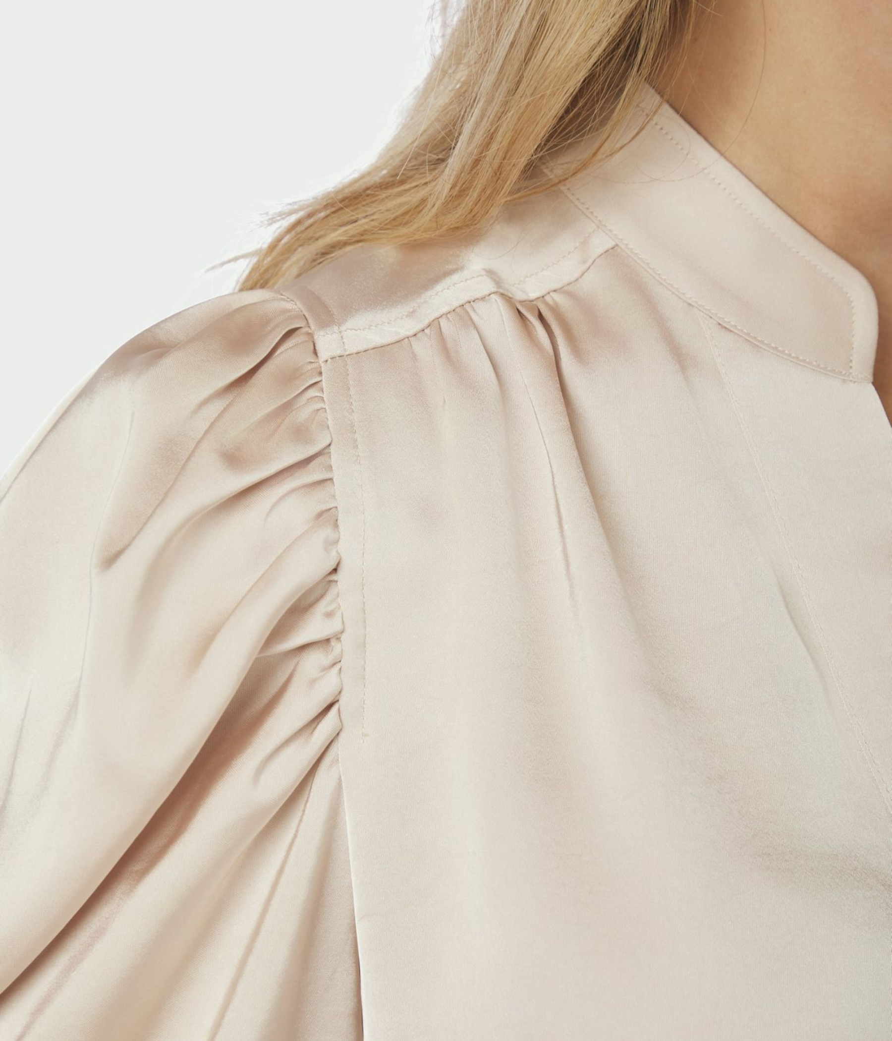 Roella Heavy Sateen Blouse. (720 Champagne) - D.O. Design Only
