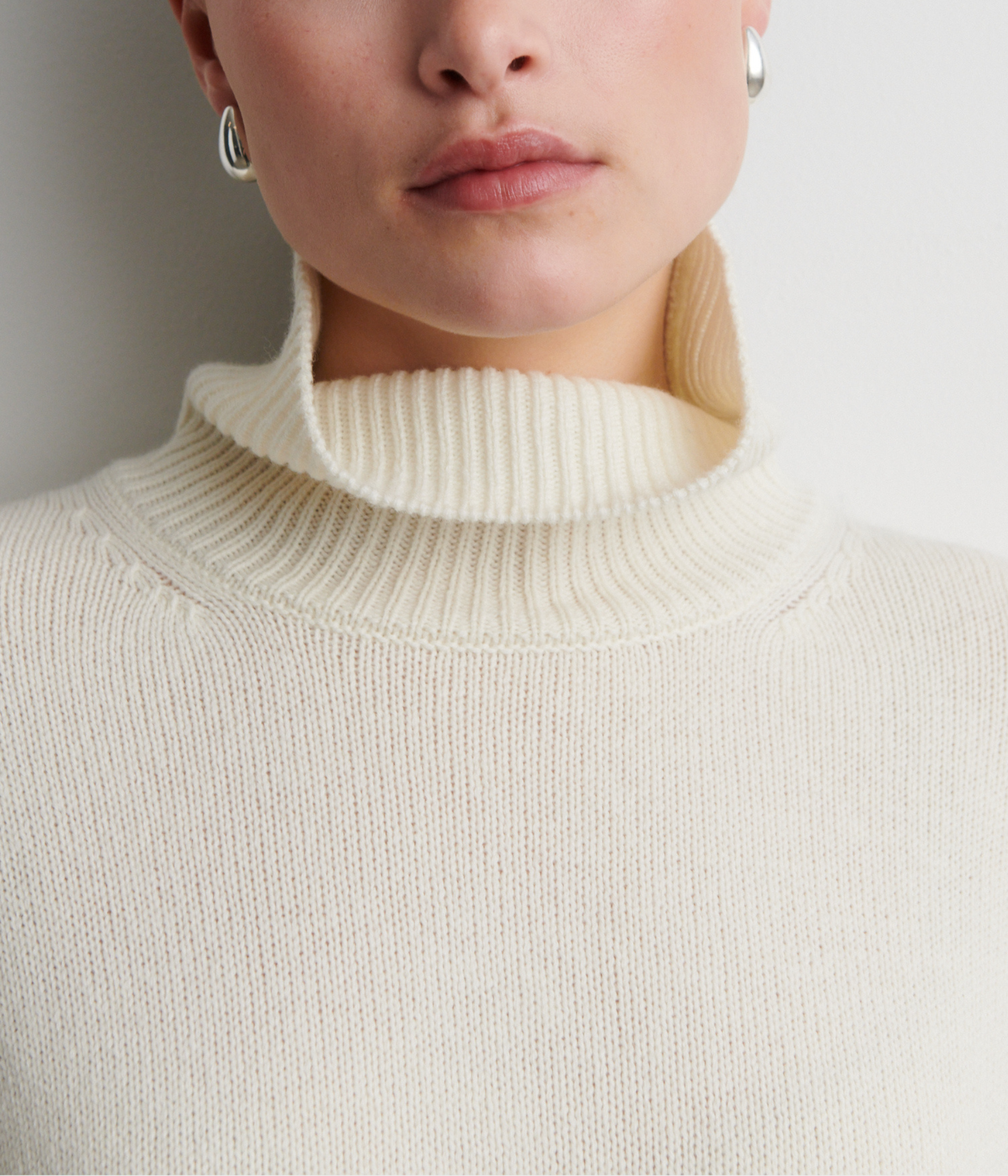 Alpha Knit T-Neck. (CREAM)