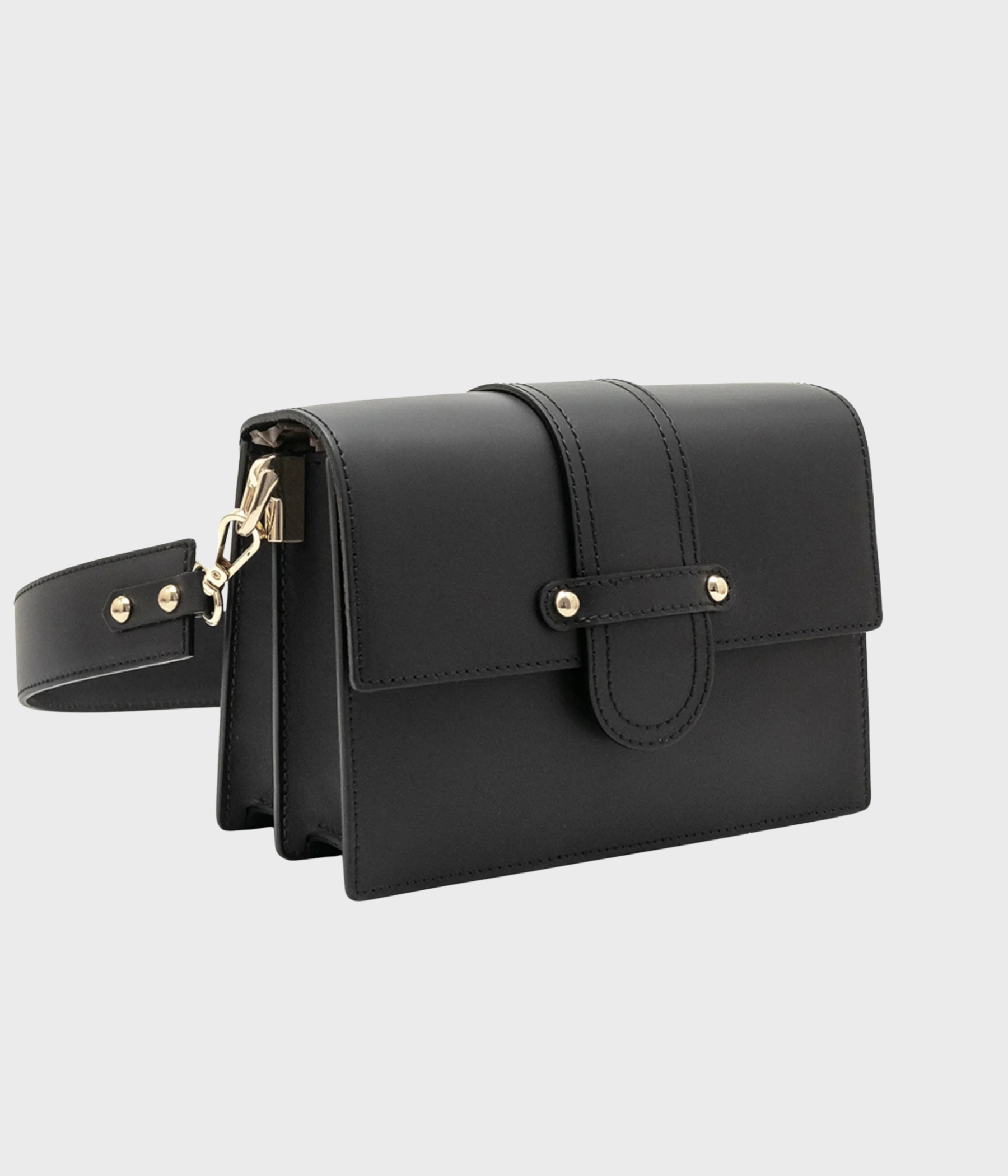 En svart axelremsväska från Laitalia i slätt äkta läder.