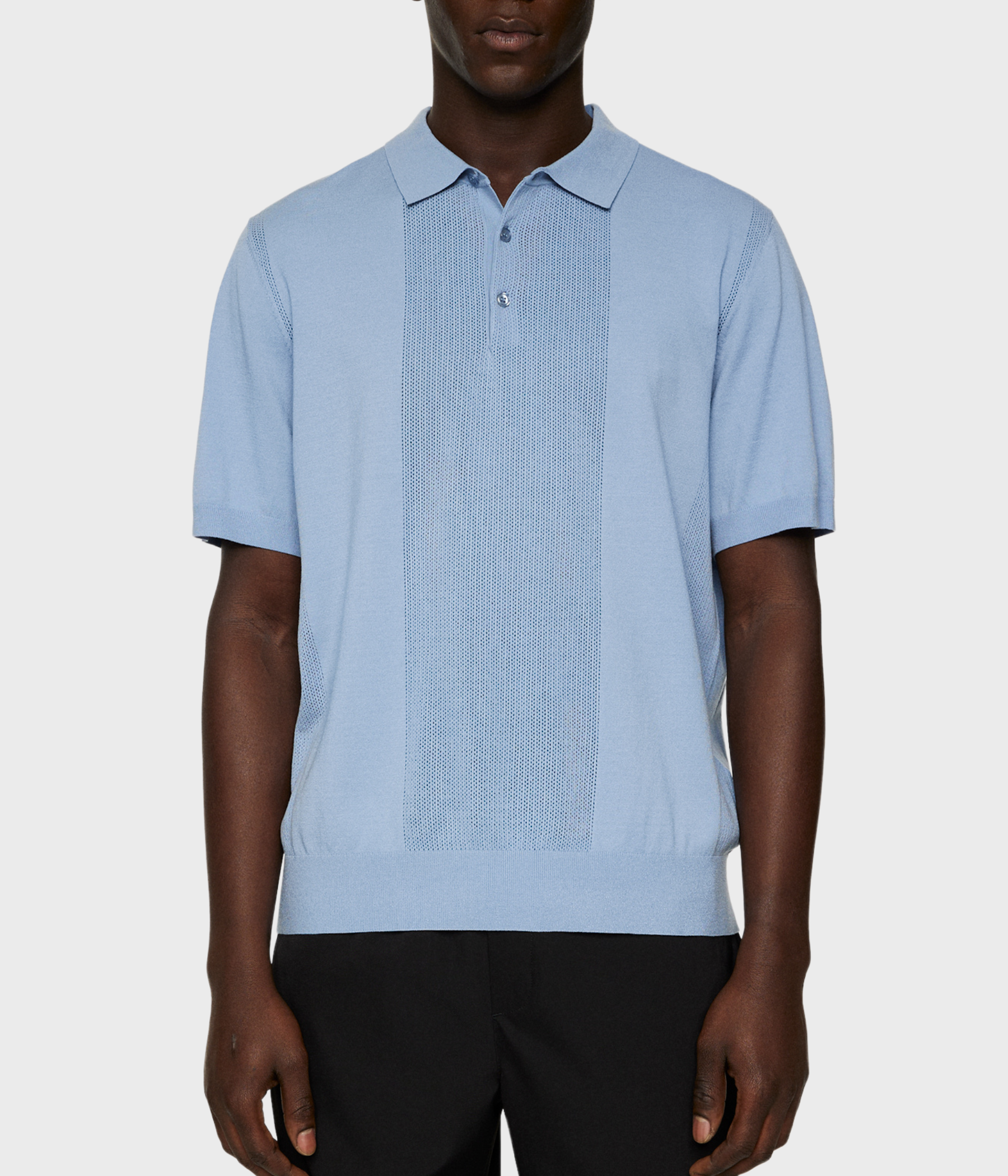 En blå polo från J Lindeberg.