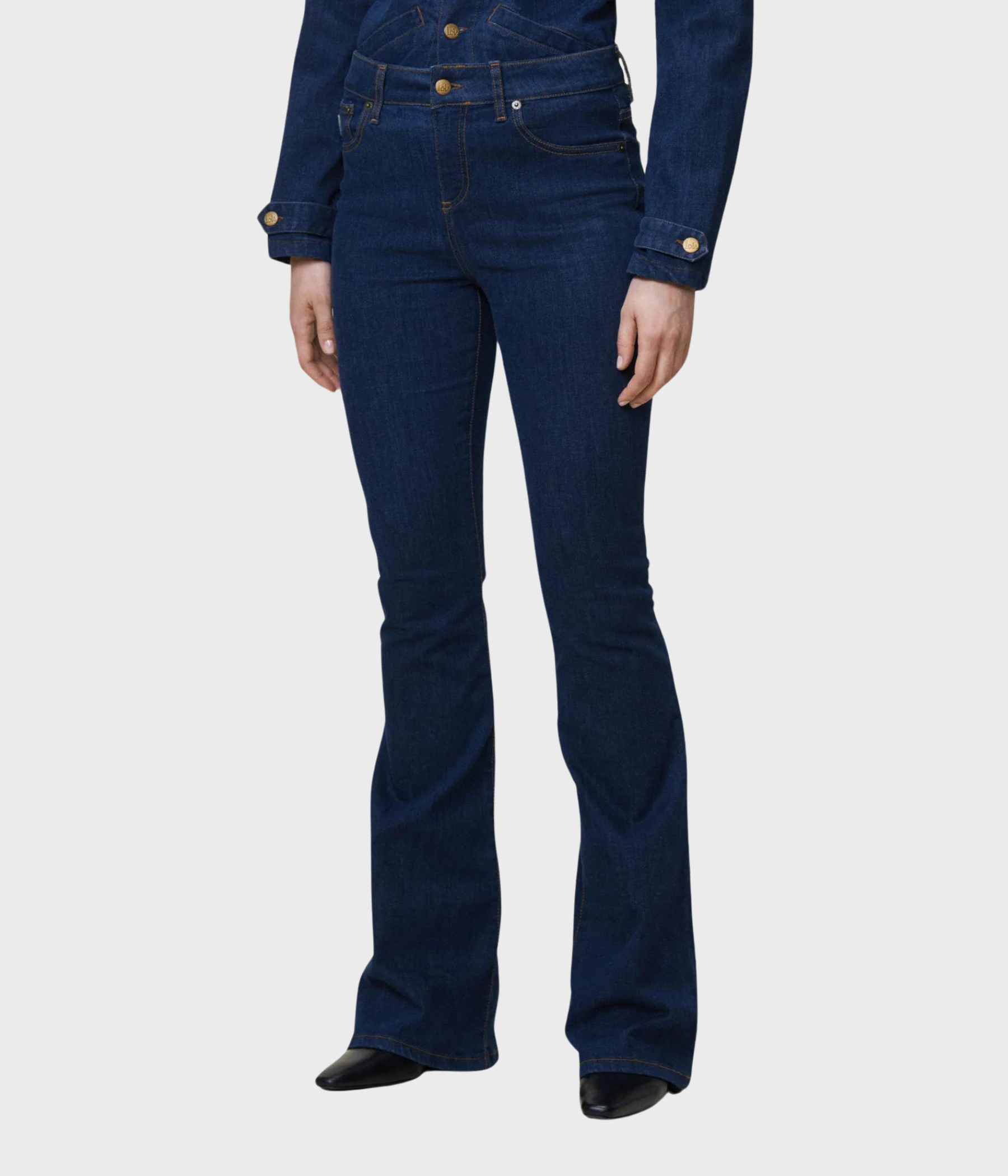 Mörk denim med high rise midja och flared design