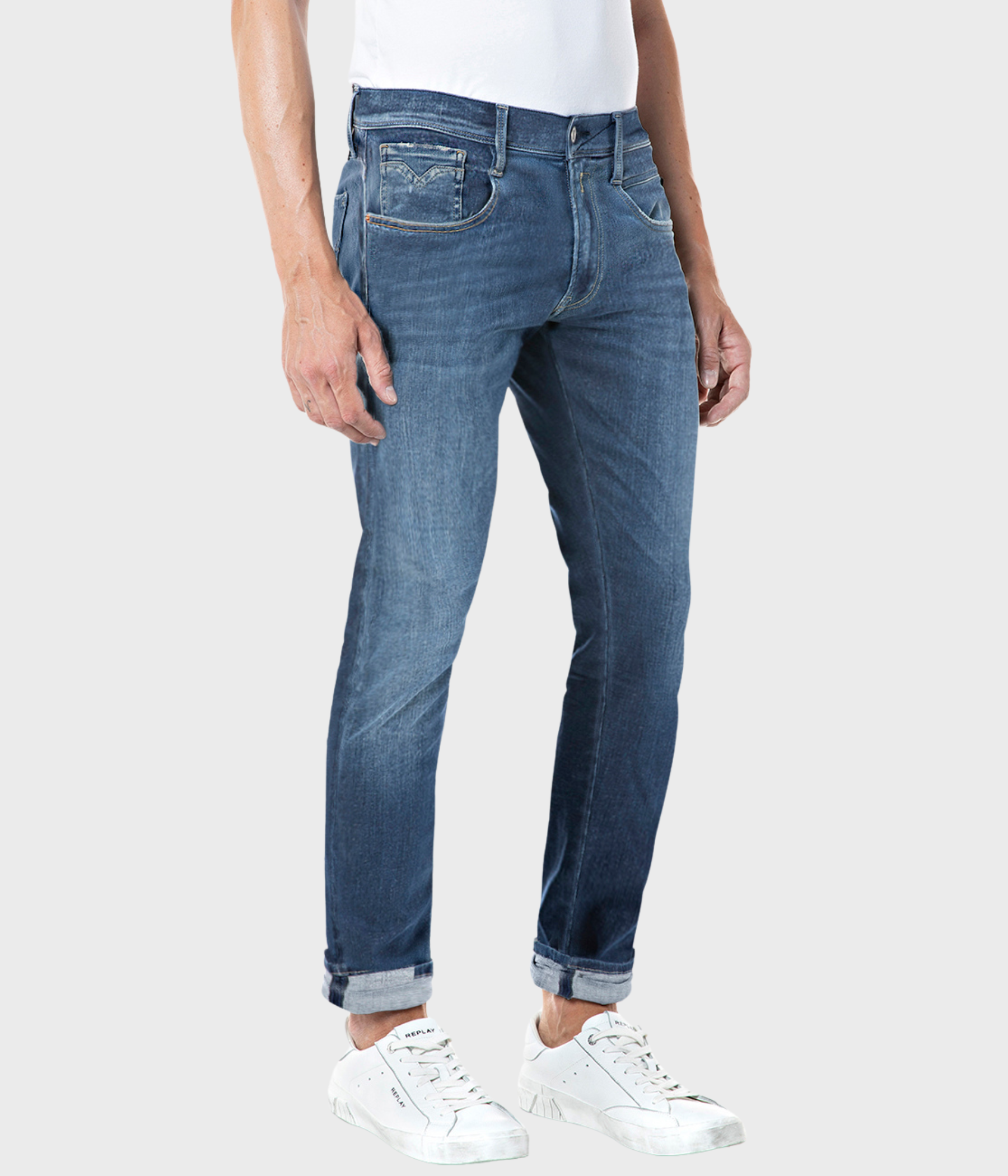 Ett par mörkblåa jeans från Replay
