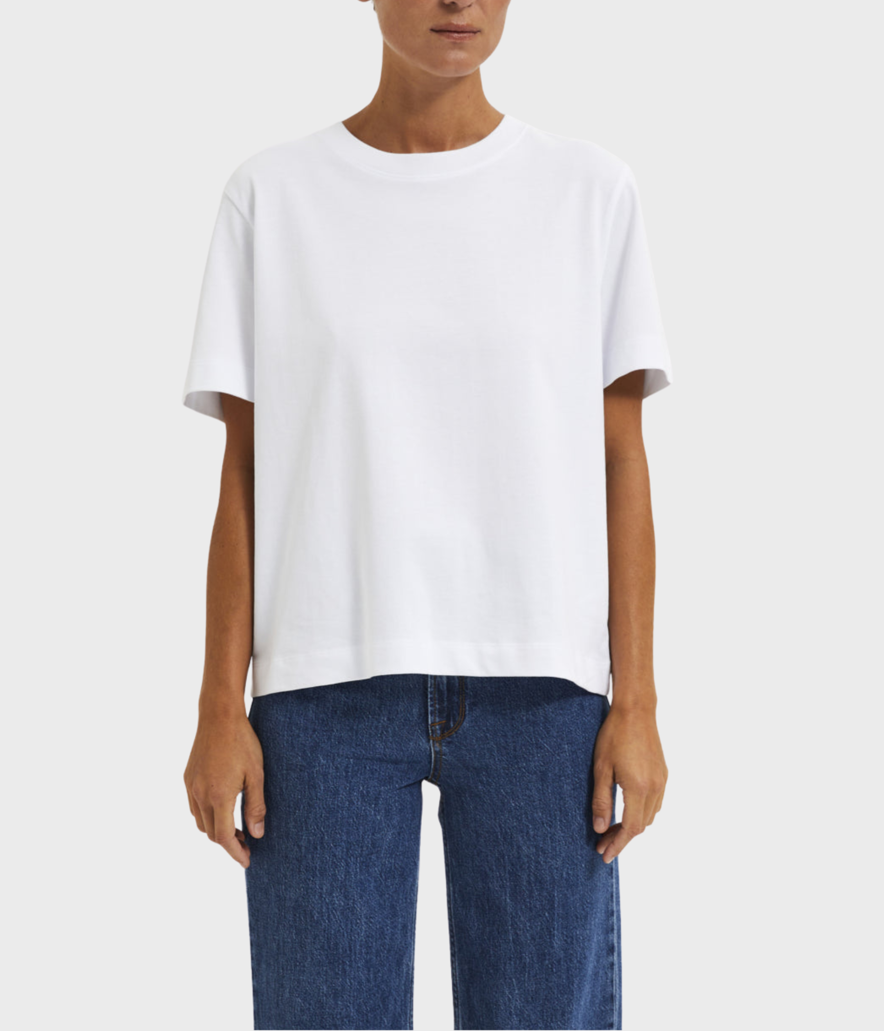 Vit t-shirt i boxig modell