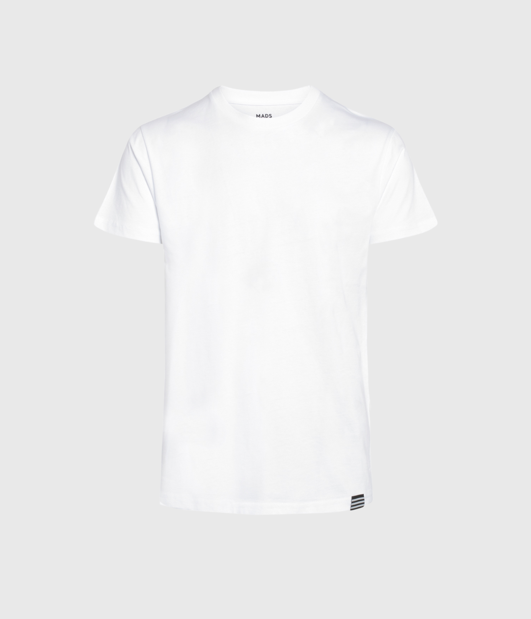 vit t-shirt med logotyp i tröjslutet