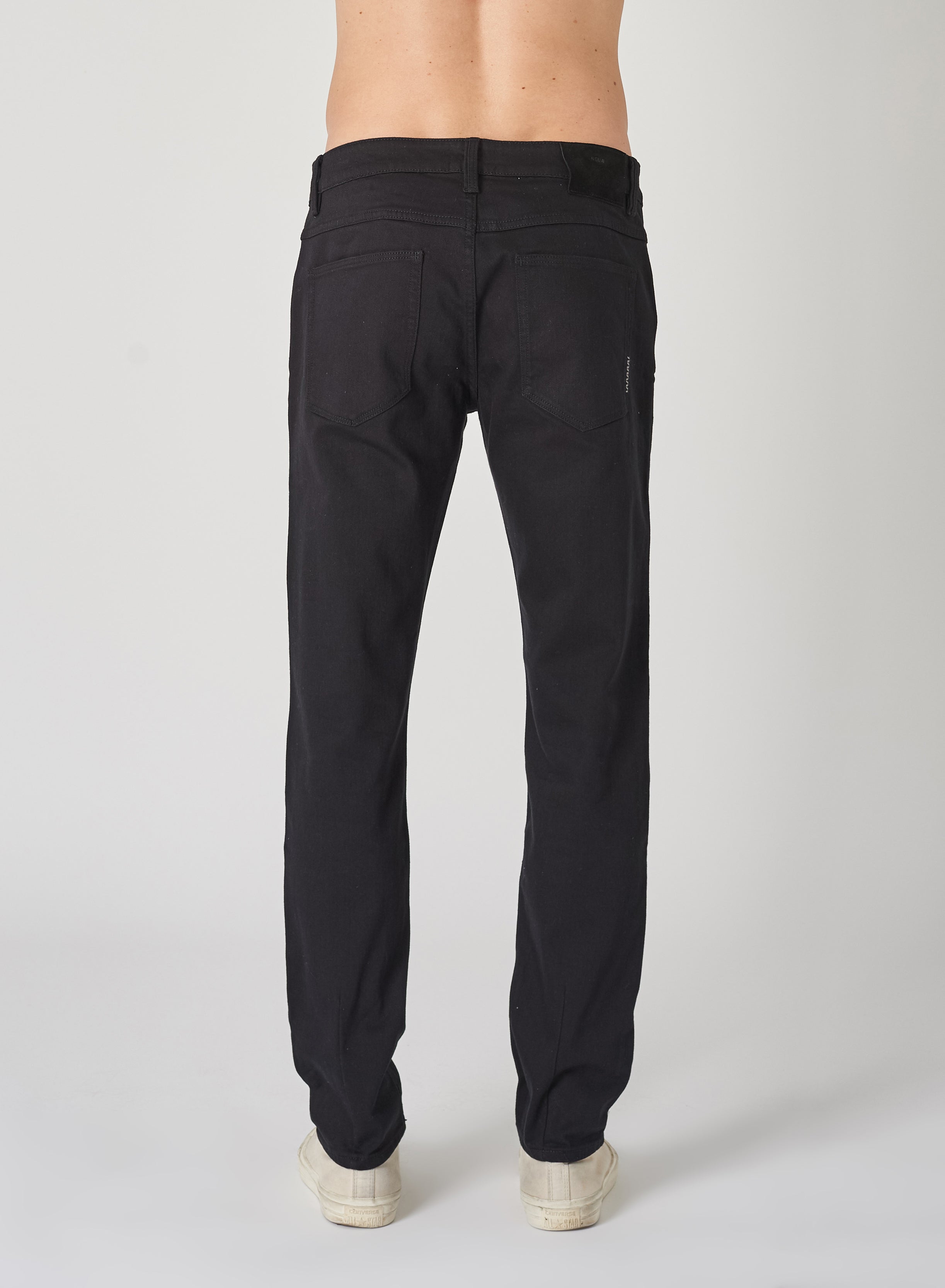svarta jeans i en rak smal passform