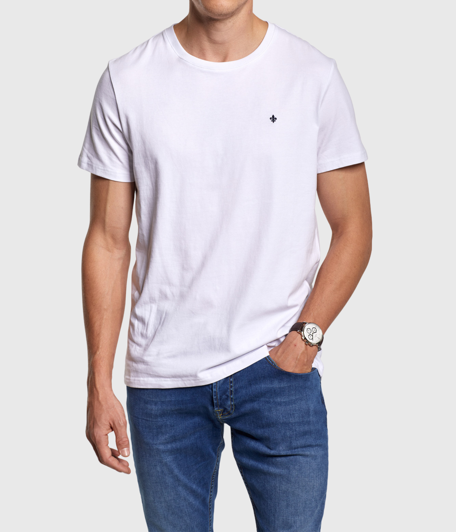 Vit t-shirt med blå morris-liljan broderad på bröstet