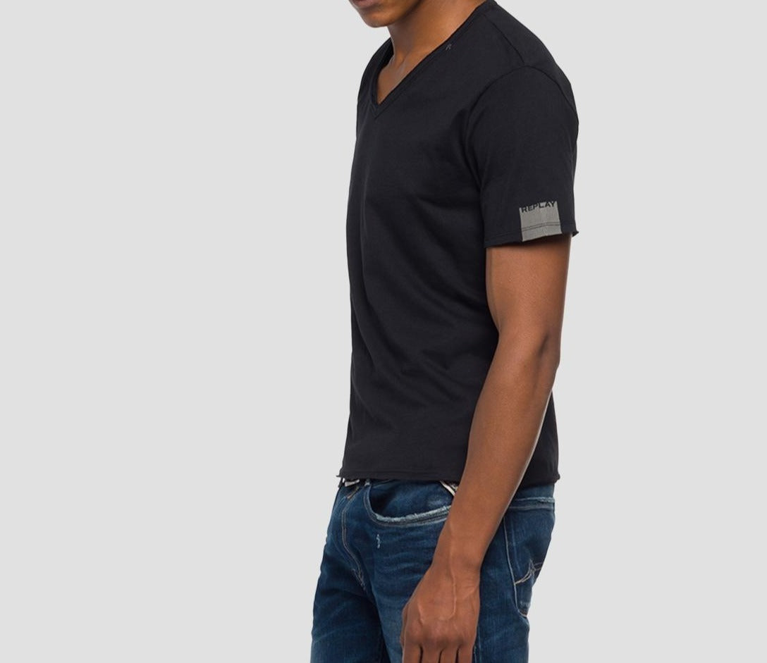 T-Shirt V-Neck (098 Black) - D.O Design Only