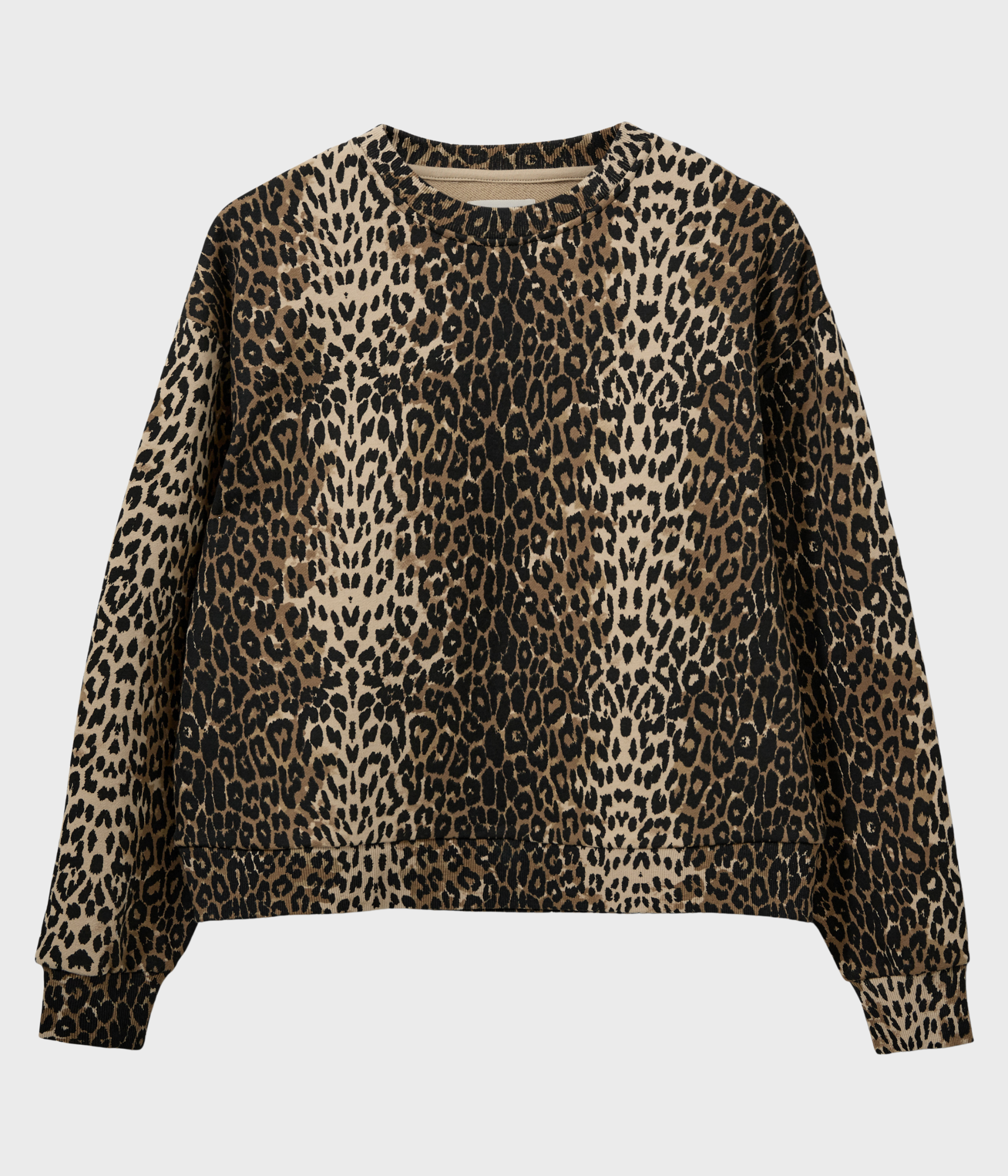 En sweatshirt med leopardmönster