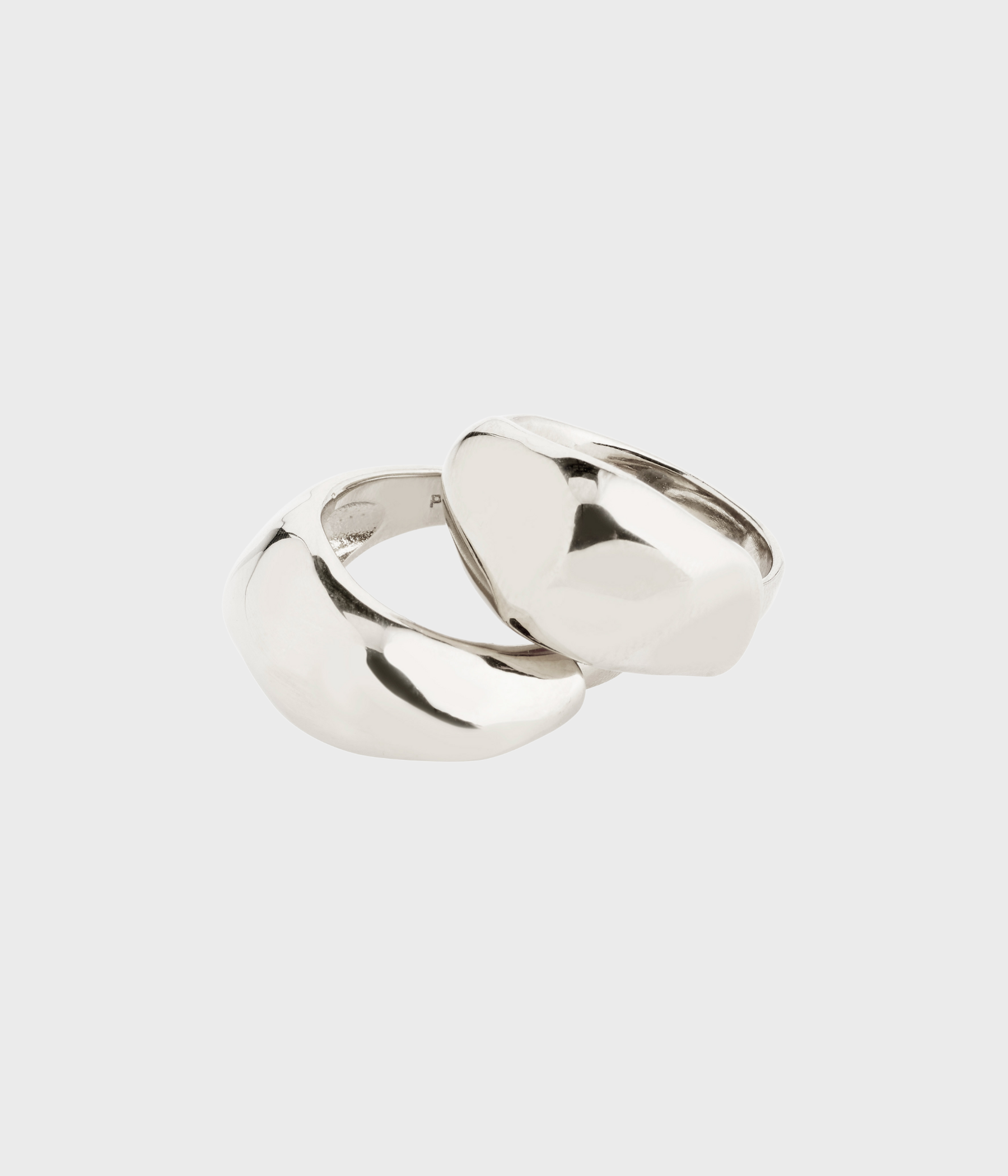 Ett set chunky ringar med shiny finish i en stilren och powerful design.