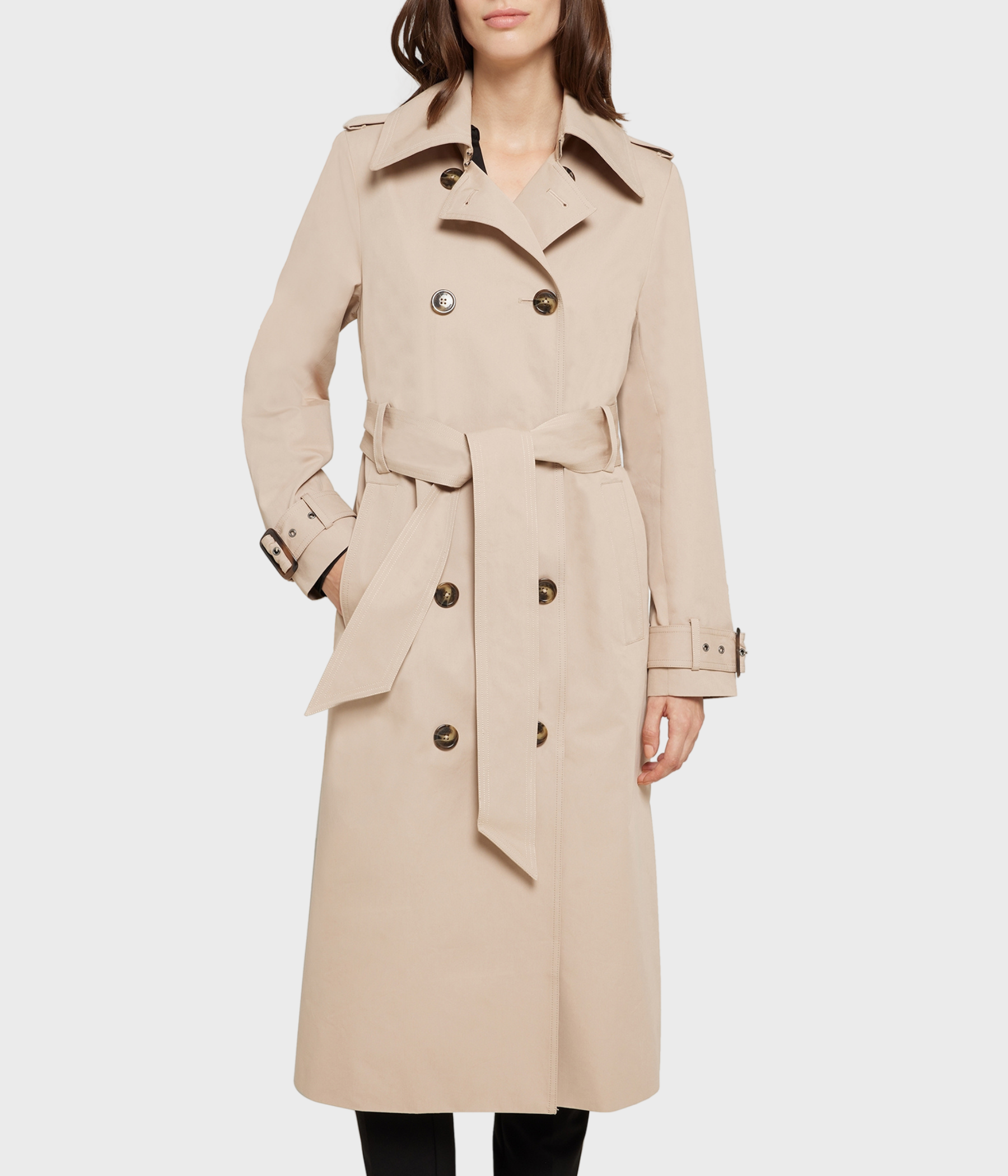 En beige och modern trenchcoat