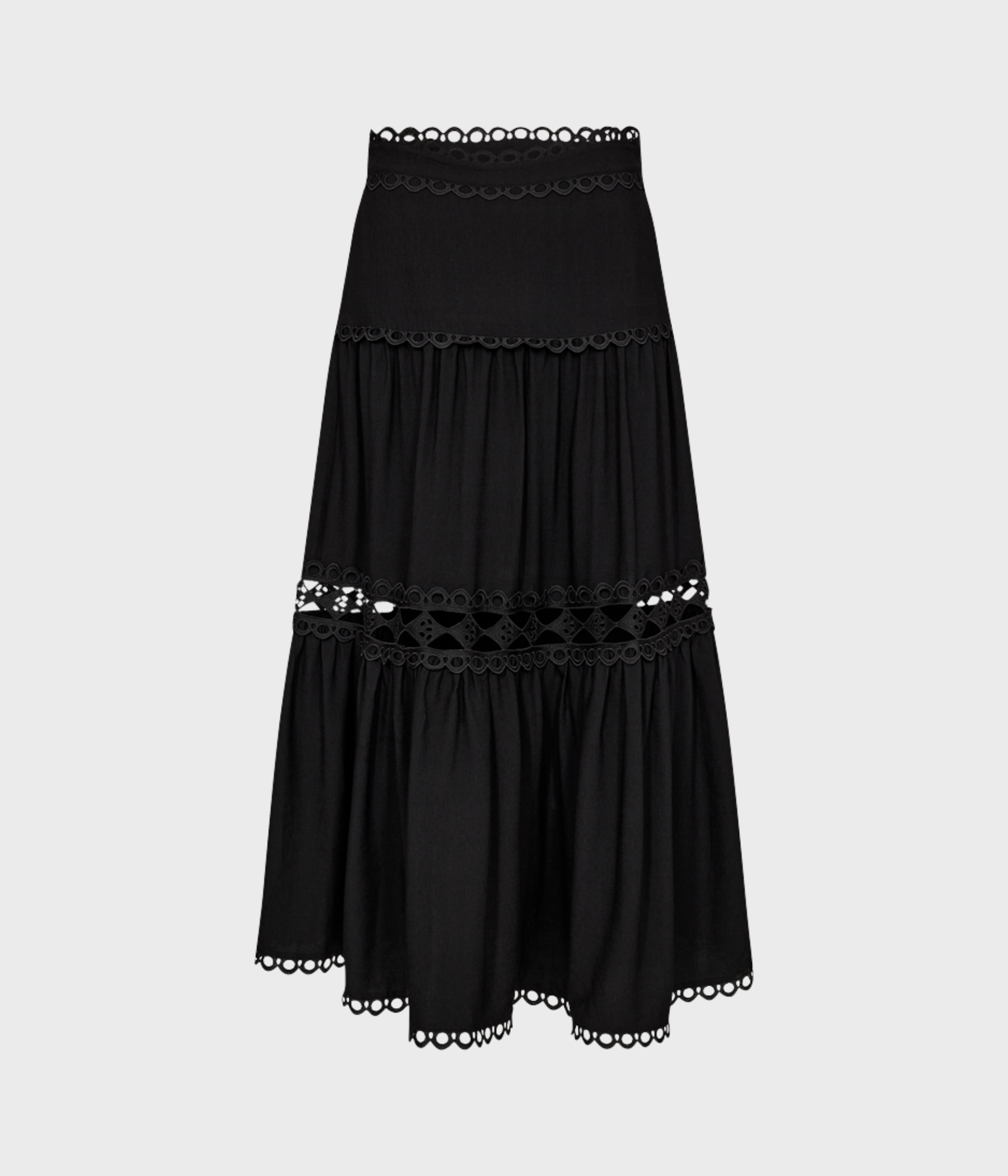 En svart kjol med cut-and-sew-spets 