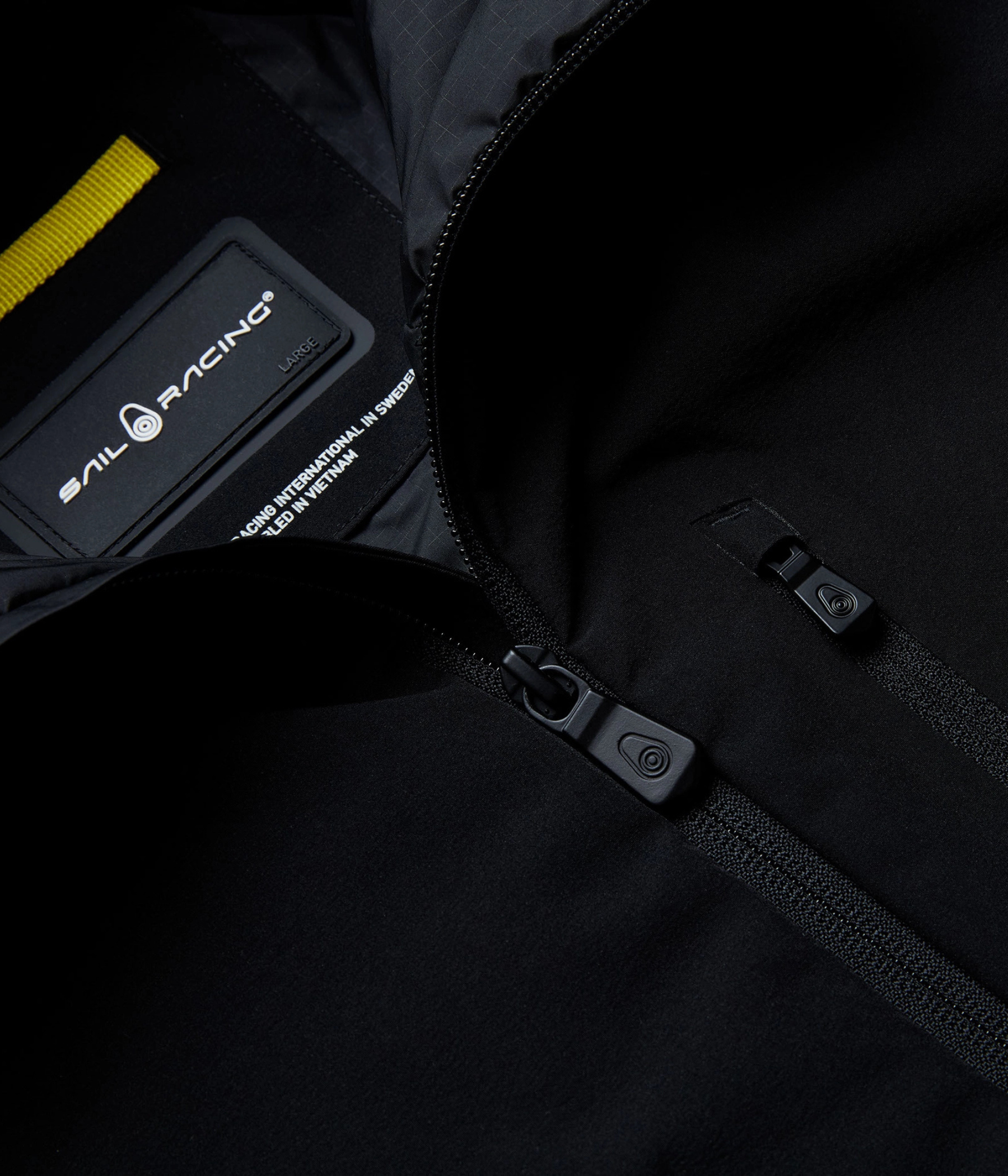 AMPLITUDE PRIMALOFT HOOD. (999 CARBON)
