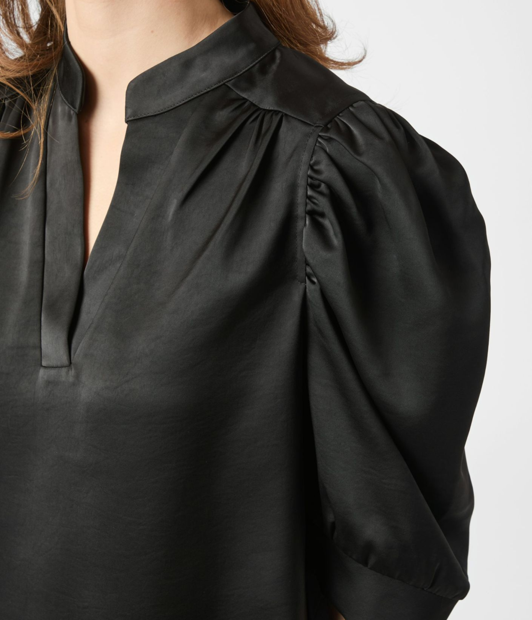 Roella Heavy Sateen Blouse. (100 Black)