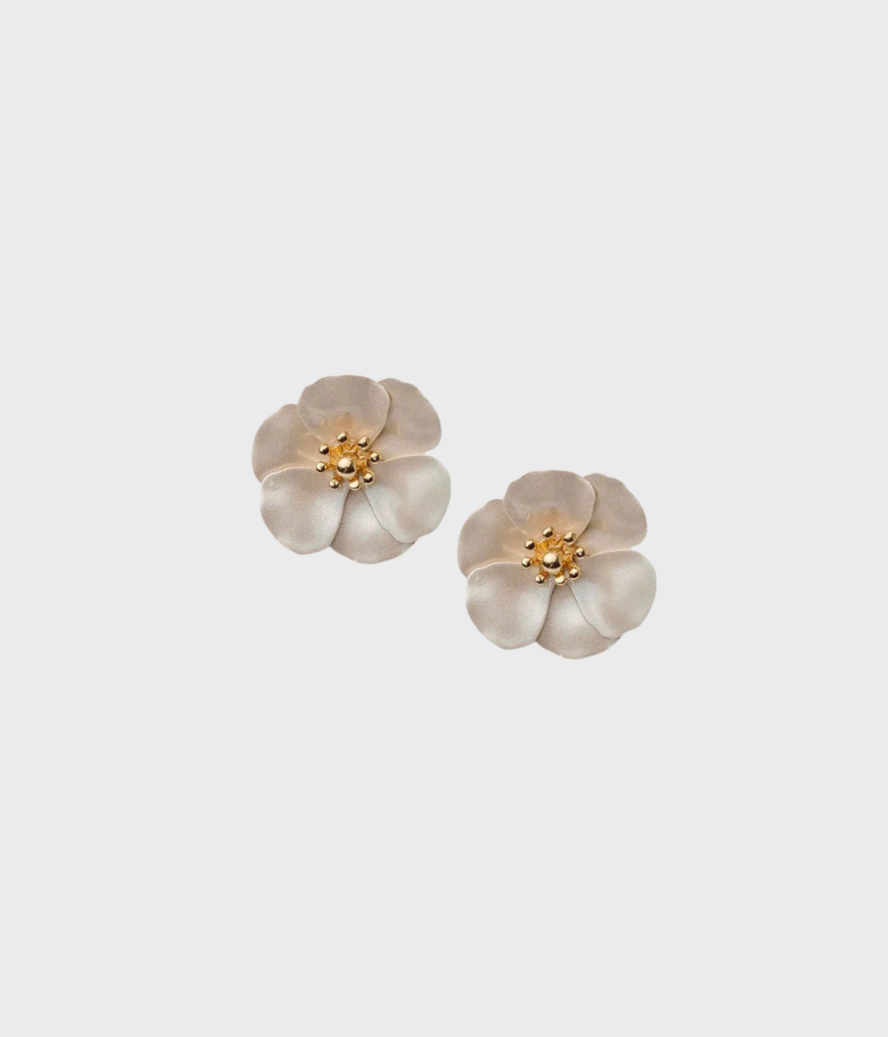 Flower Small Earrings. (Pearl Beige)