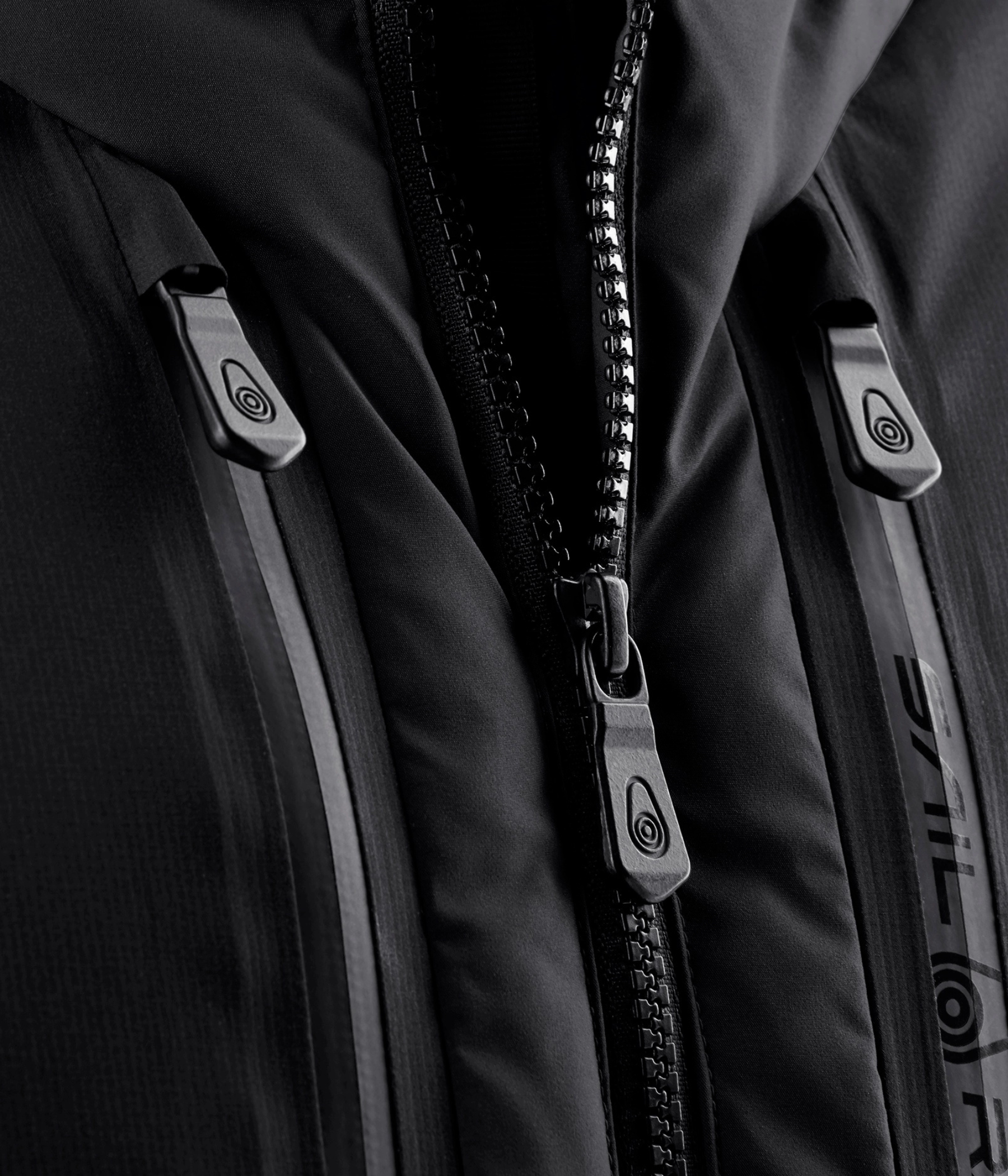 PATROL DOWN JACKET. (999 CARBON)