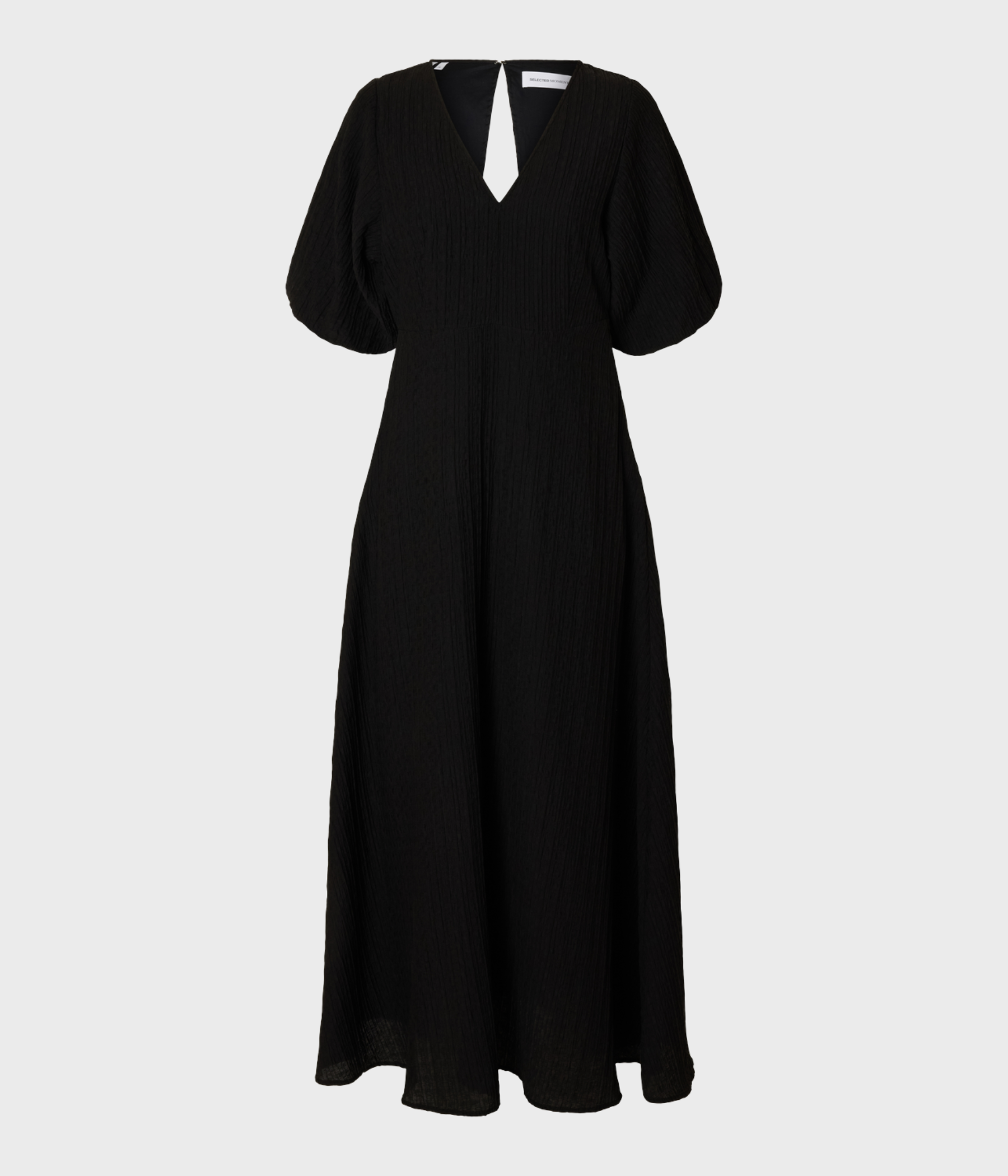 En v-ringad svart midiklänning från Selected Femme