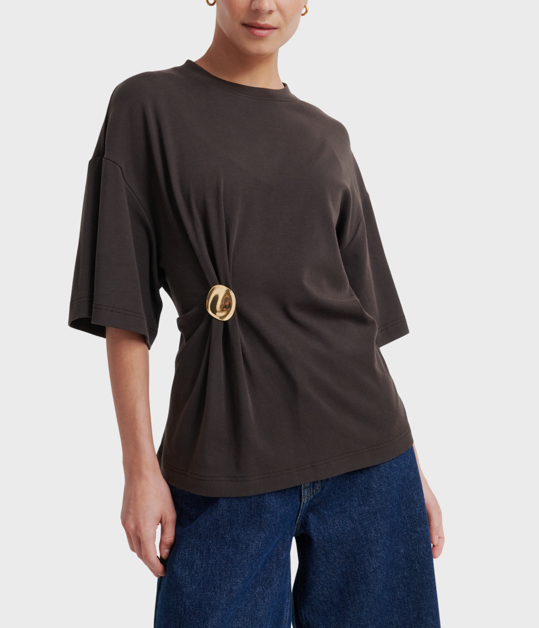 Enora Brooch Tee (6150 Chocolate Torte)