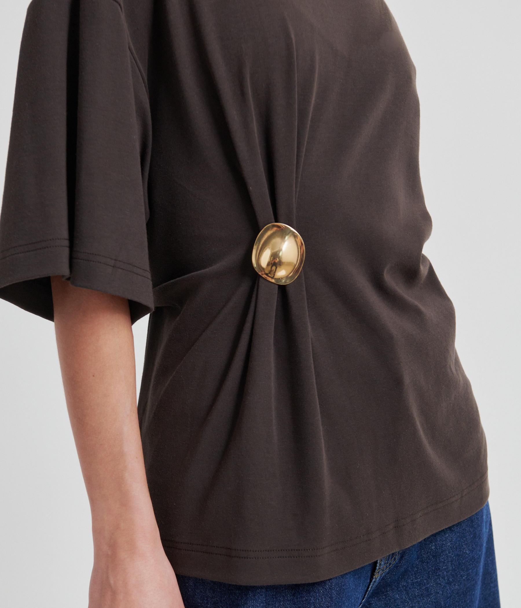 Enora Brooch Tee (6150 Chocolate Torte)