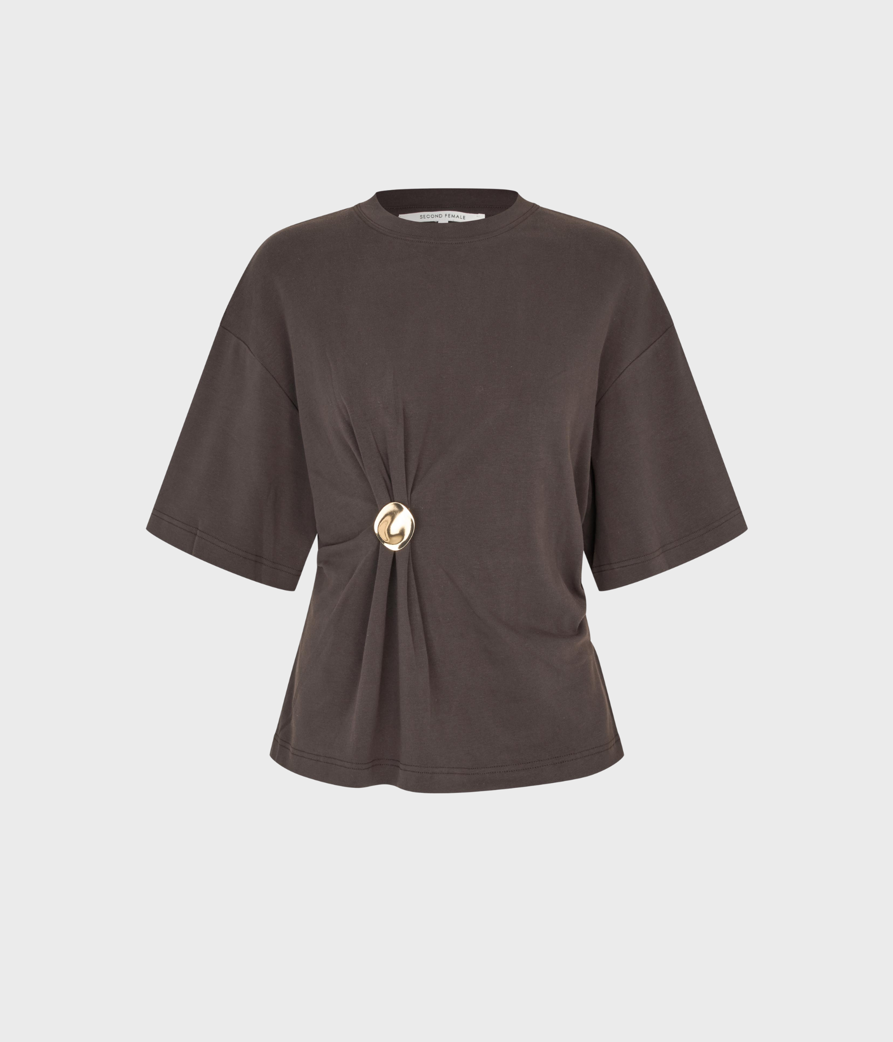 Enora Brooch Tee (6150 Chocolate Torte)