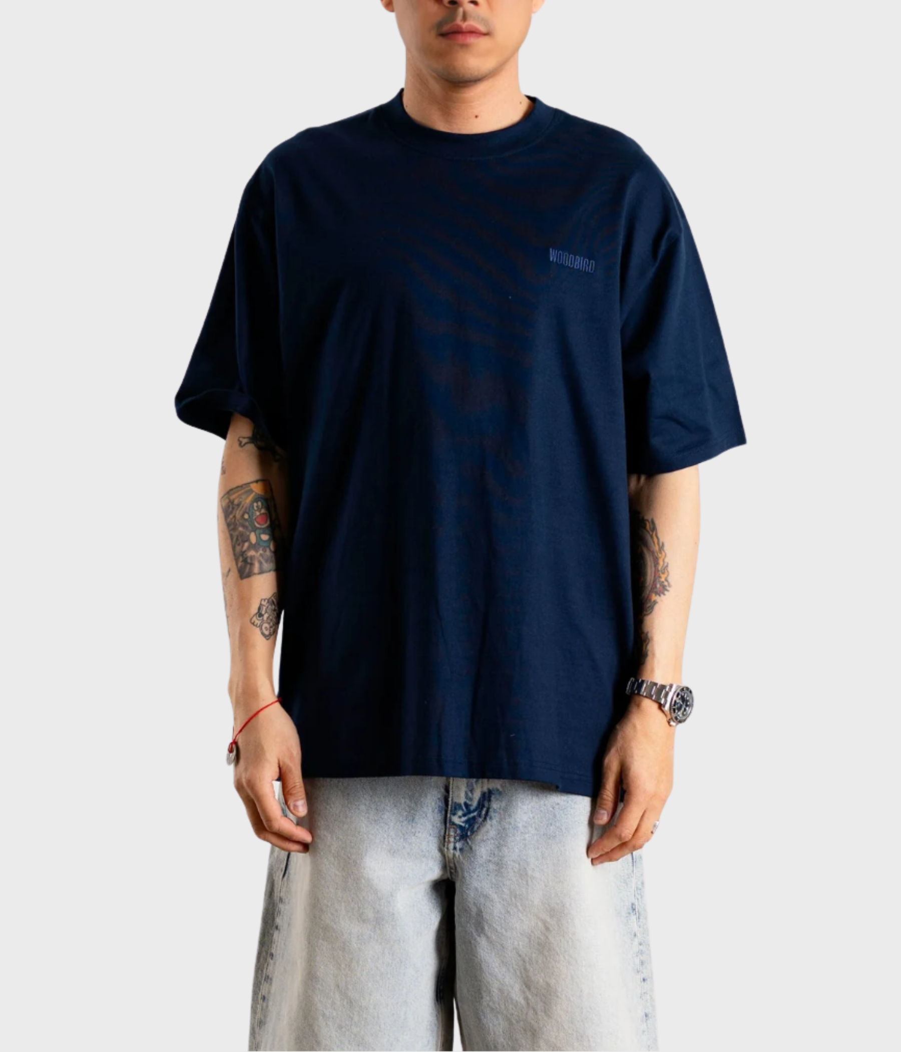 Mörkblå t-shirt med grafiskt tryck