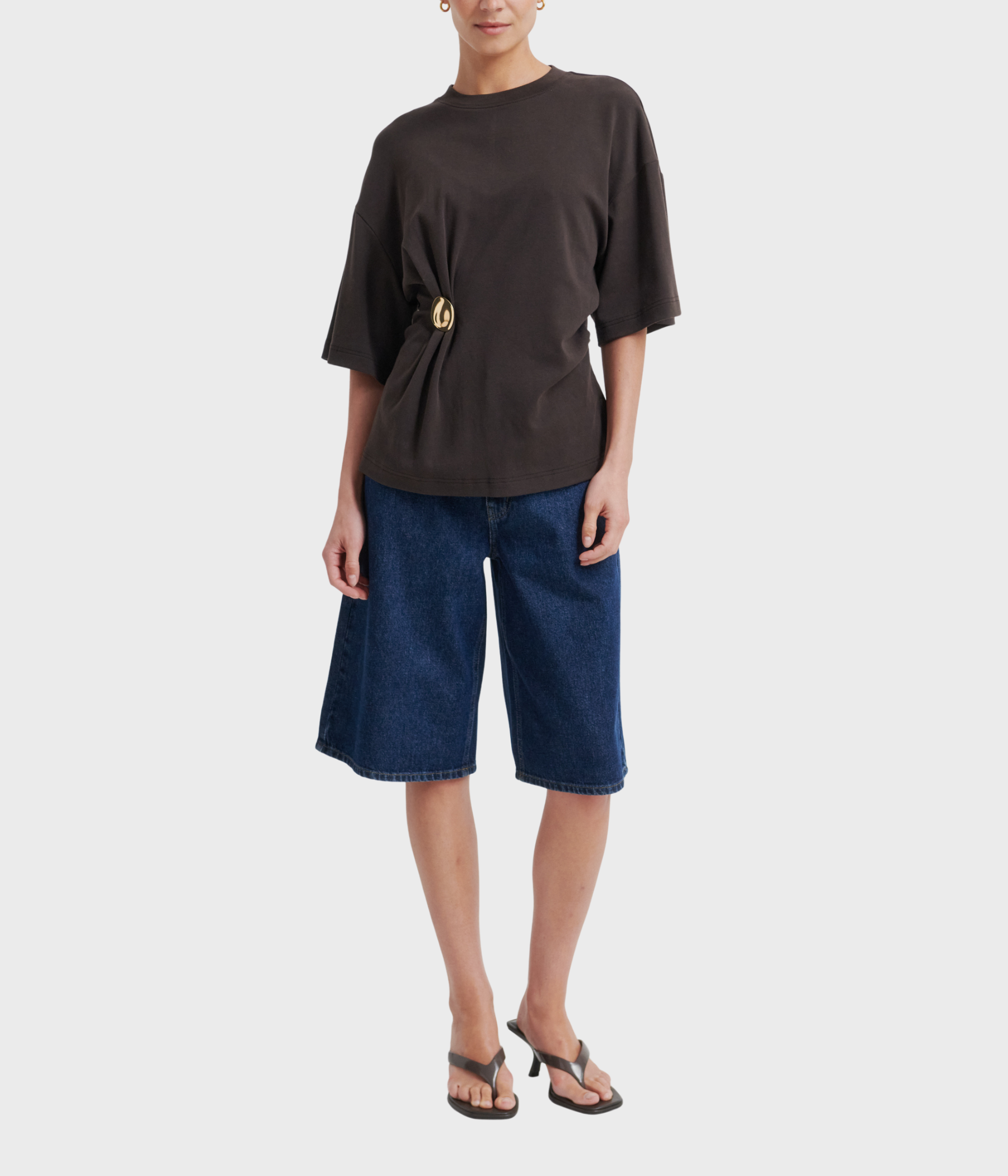 Enora Brooch Tee (6150 Chocolate Torte)