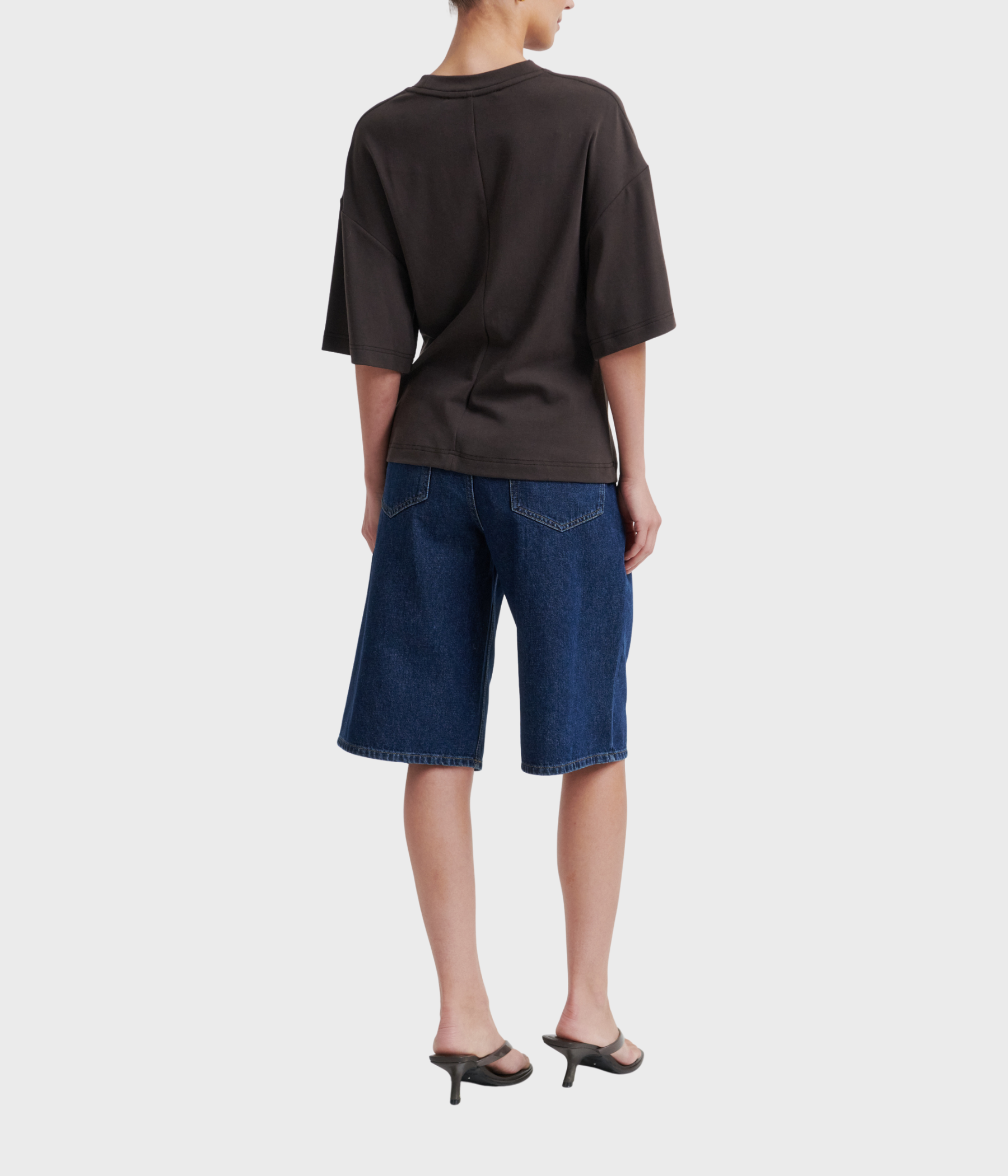 Enora Brooch Tee (6150 Chocolate Torte)