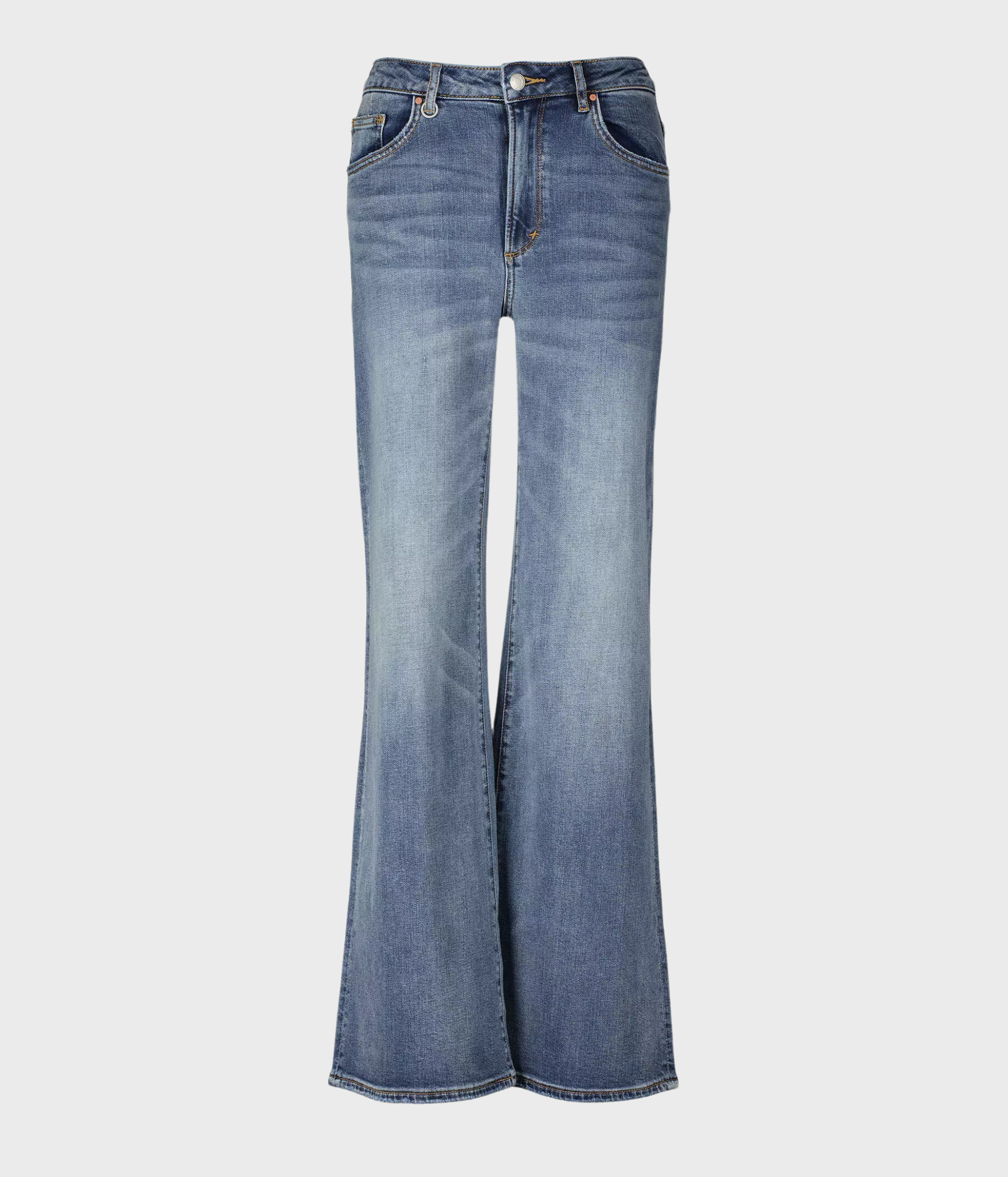 ett par jeans från Neuw med en mellanhög midja och vida ben