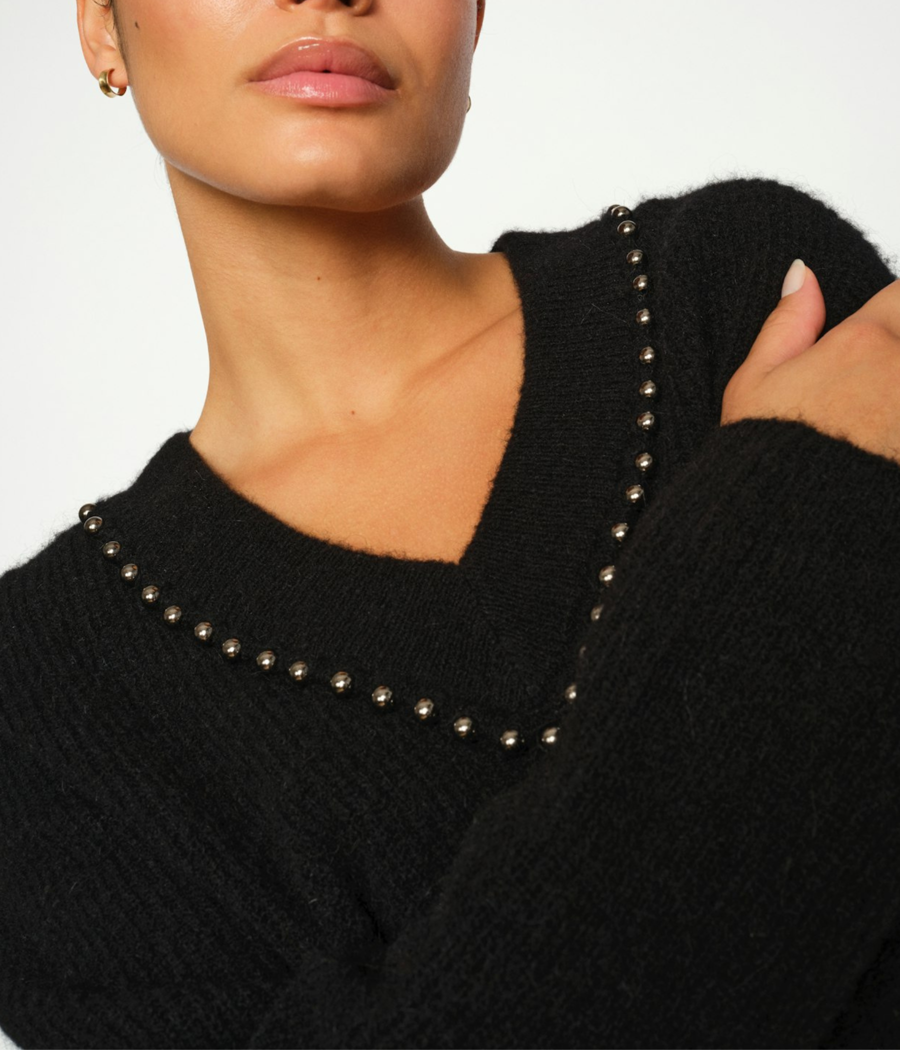 Mmzora V-Neck Bead Knit (801 Black)