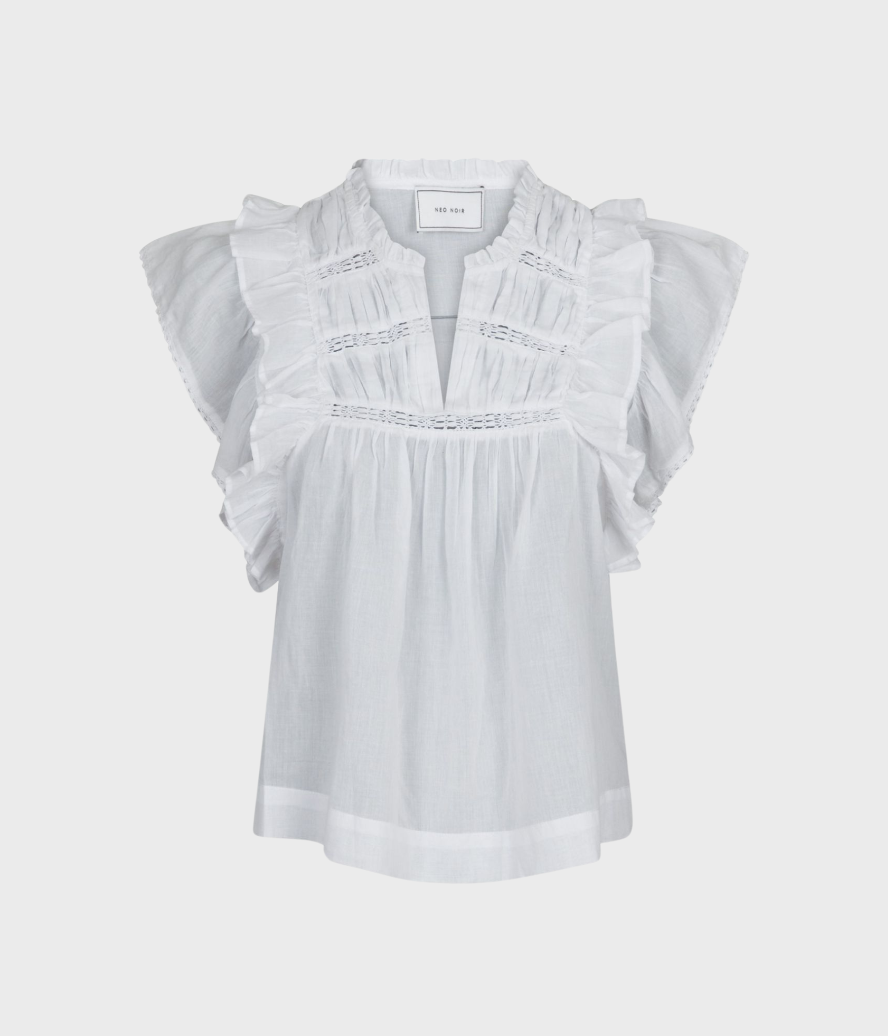 Feminin ärmlös topp från Neo Noir med massor av detaljer och volanger. 