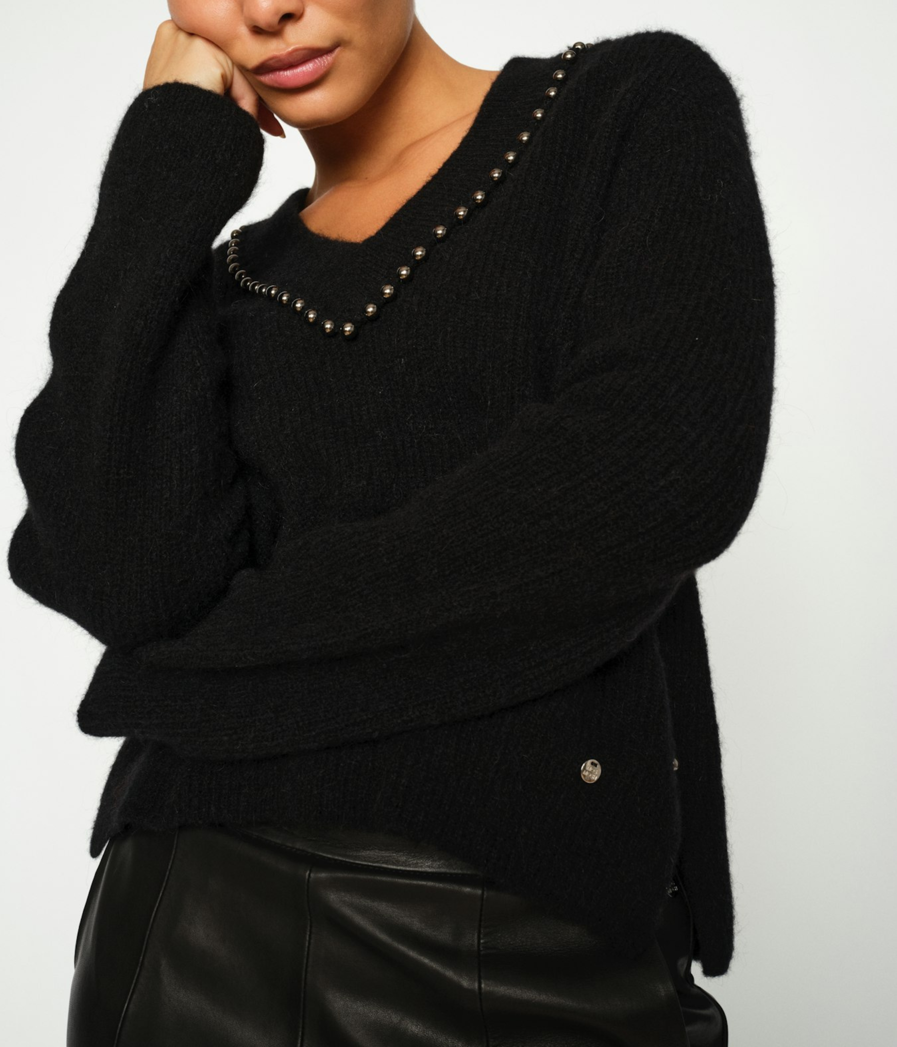 Mmzora V-Neck Bead Knit (801 Black)